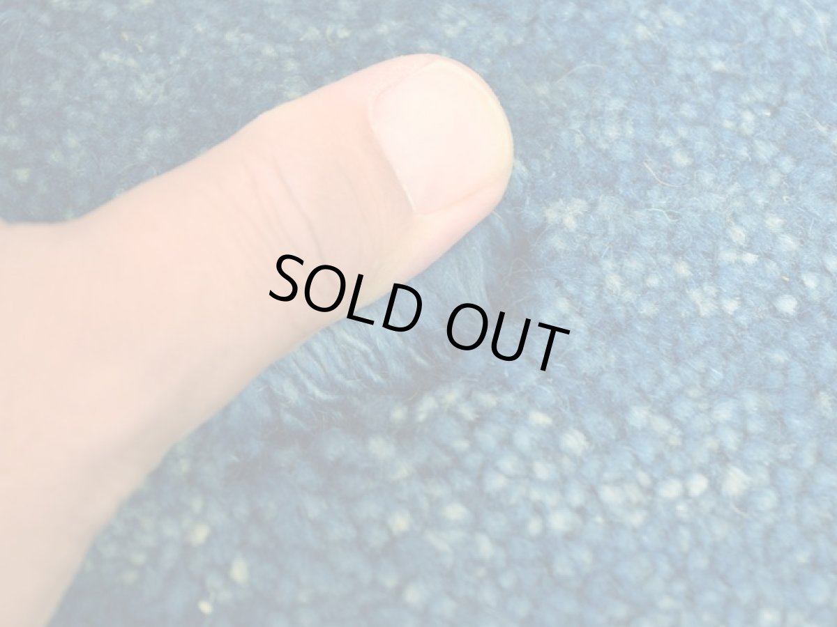 画像3: 新品 ペルシャ ギャッベ No.2522 - 43 × 41 cm 座布団 クッションサイズ ラグ チェアマット 肉厚 天然 ウール ギャベ 手織り ロルバフト ハンドメイド ラグ 絨毯 カーペット 無地 プレーン シンプルデザイン 赤 レッド 青 ブルー 藍 インディゴブルー n-2522-043041s320a030-0 (3)