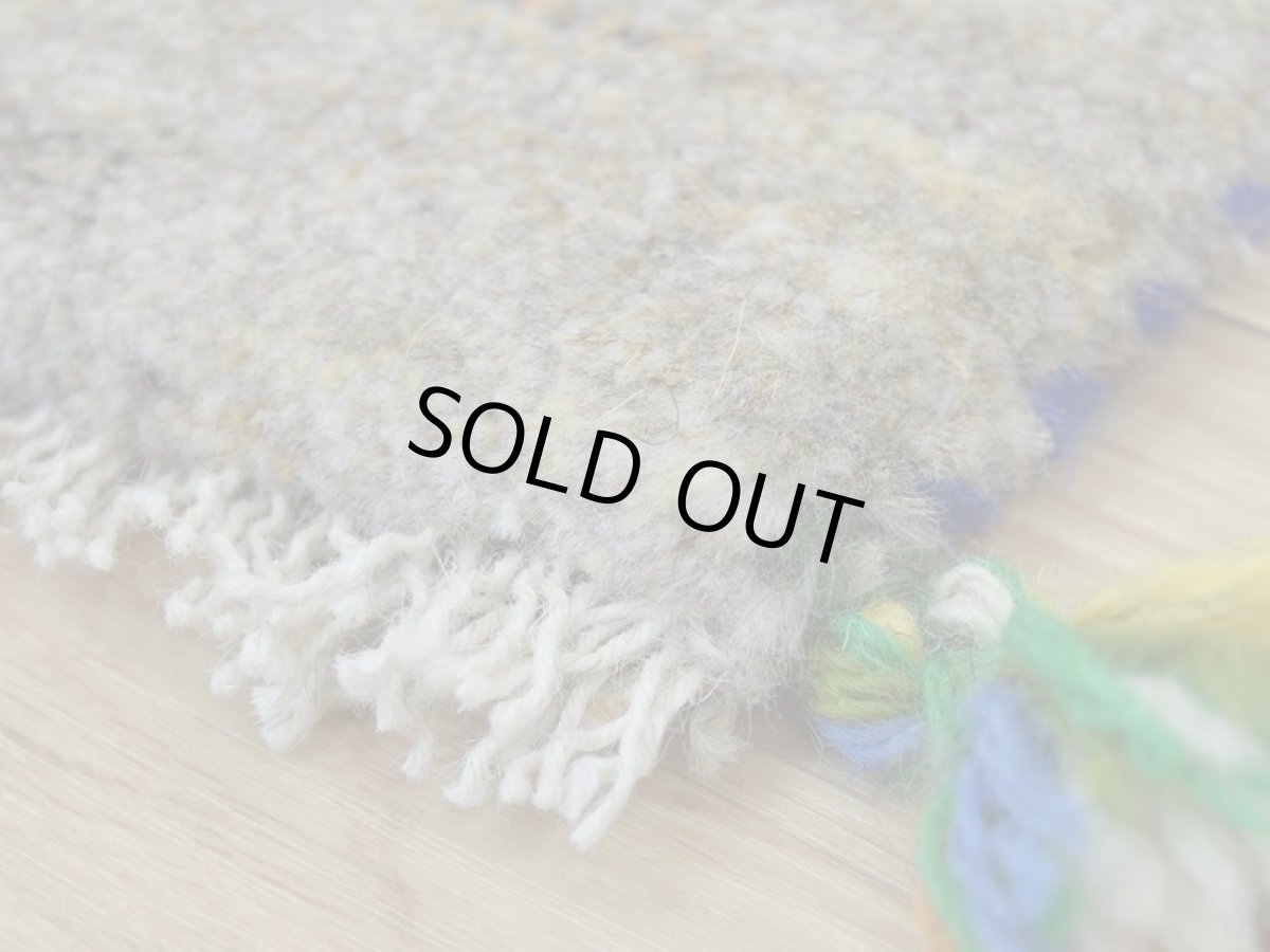 画像9: 新品 ペルシャ ギャッベ No.2535 - 43 × 42 cm 座布団 クッションサイズ ラグ チェアマット 肉厚 天然 ウール ギャベ 手織り ロルバフト ハンドメイド ラグ 絨毯 カーペット 生命の樹 動物 柄 生成り クリーム ベージュ 白 ホワイト系 原毛系 n-2535-043042s320a030 (9)