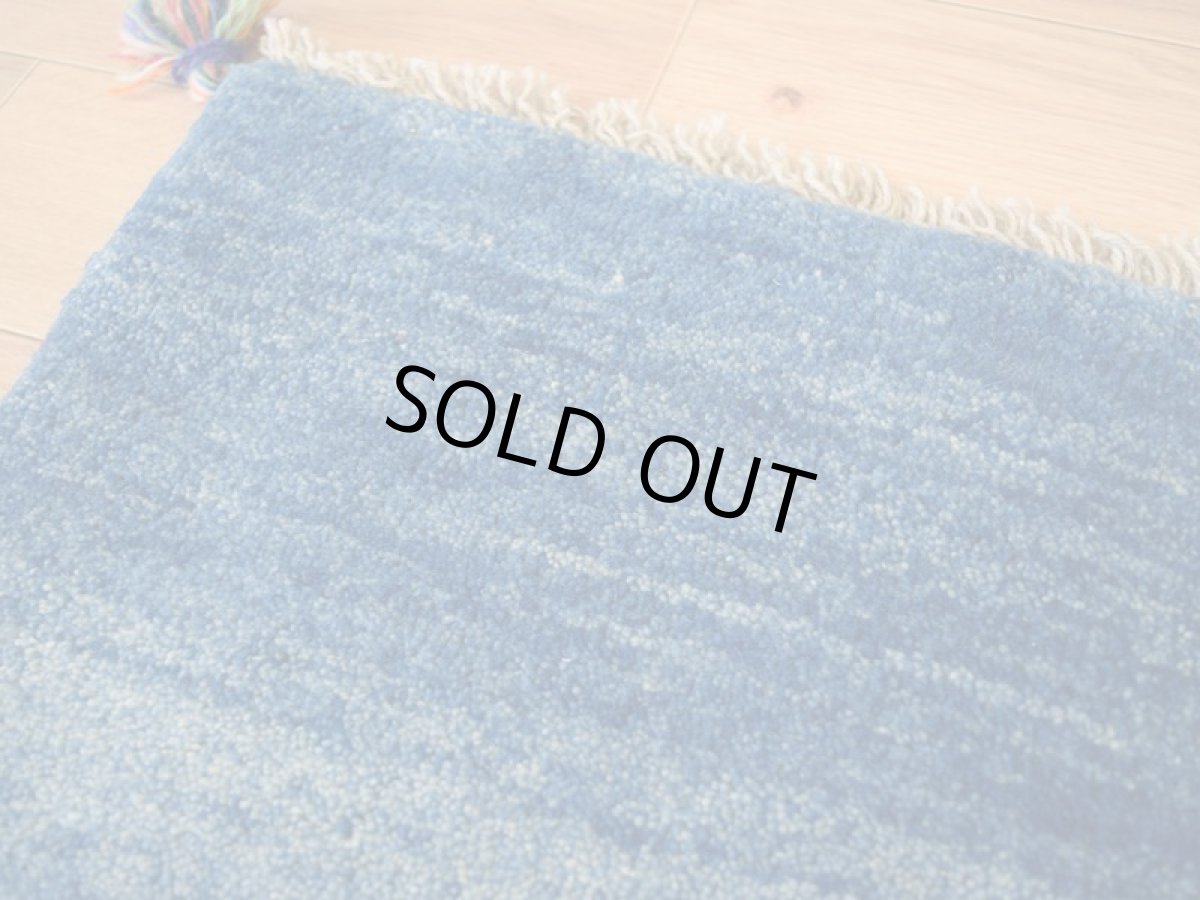 画像2: 新品 ペルシャ ギャッベ No.2551 - 40 × 42 cm 座布団 クッションサイズ ラグ チェアマット 肉厚 天然 ウール ギャベ 手織り ロルバフト ハンドメイド ラグ 絨毯 カーペット 無地 プレーン シンプルデザイン 赤 レッド 青 ブルー 藍 インディゴブルー n-2551-040042s320a030-0 (2)