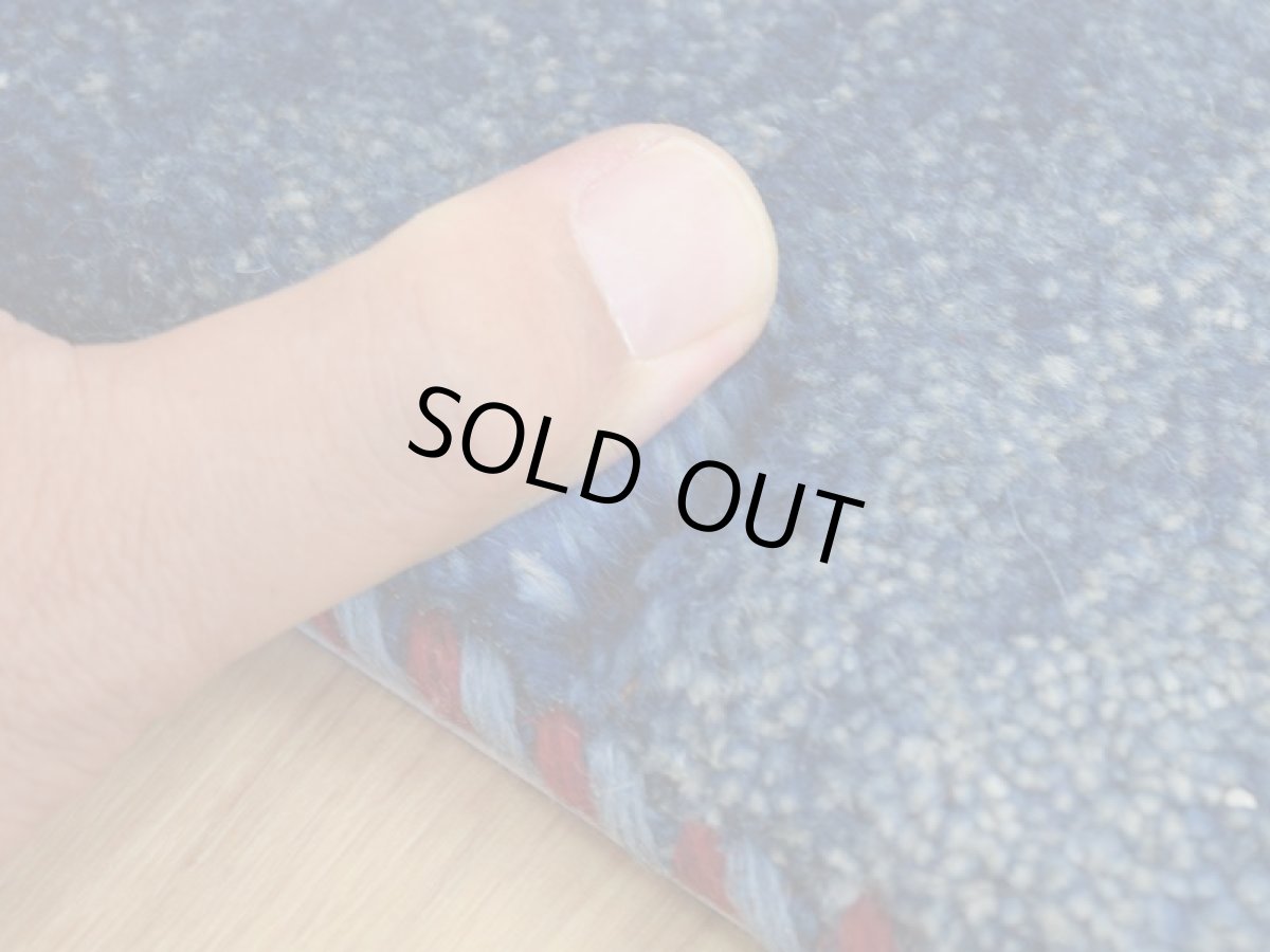 画像5: 新品 ペルシャ ギャッベ No.2551 - 40 × 42 cm 座布団 クッションサイズ ラグ チェアマット 肉厚 天然 ウール ギャベ 手織り ロルバフト ハンドメイド ラグ 絨毯 カーペット 無地 プレーン シンプルデザイン 赤 レッド 青 ブルー 藍 インディゴブルー n-2551-040042s320a030-0 (5)