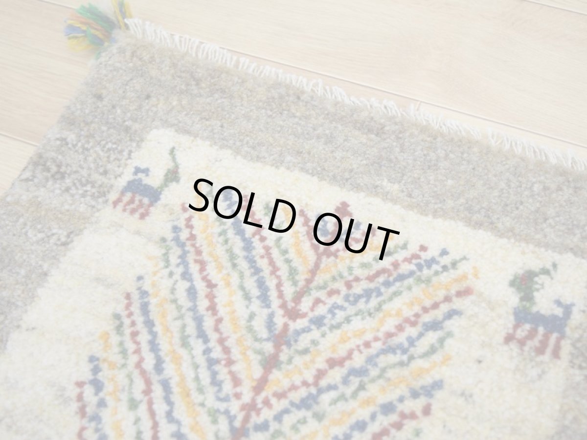 画像2: 新品 ペルシャ ギャッベ No.2535 - 43 × 42 cm 座布団 クッションサイズ ラグ チェアマット 肉厚 天然 ウール ギャベ 手織り ロルバフト ハンドメイド ラグ 絨毯 カーペット 生命の樹 動物 柄 生成り クリーム ベージュ 白 ホワイト系 原毛系 n-2535-043042s320a030 (2)