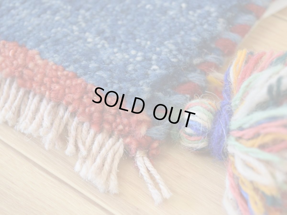 画像6: 新品 ペルシャ ギャッベ No.2551 - 40 × 42 cm 座布団 クッションサイズ ラグ チェアマット 肉厚 天然 ウール ギャベ 手織り ロルバフト ハンドメイド ラグ 絨毯 カーペット 無地 プレーン シンプルデザイン 赤 レッド 青 ブルー 藍 インディゴブルー n-2551-040042s320a030-0 (6)