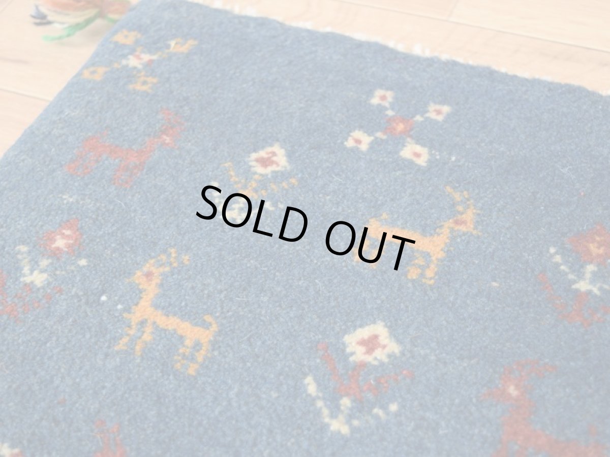 画像2: 新品 ペルシャ ギャッベ No.2562 - 39 × 41 cm 座布団 クッションサイズ ラグ チェアマット 肉厚 天然 ウール ギャベ 手織り ロルバフト ハンドメイド ラグ 絨毯 カーペット 動物 生命の樹 女の子 柄 青 ブルー 藍 インディゴブルー 紺 ネイビー n-2562-039041s320a030 (2)