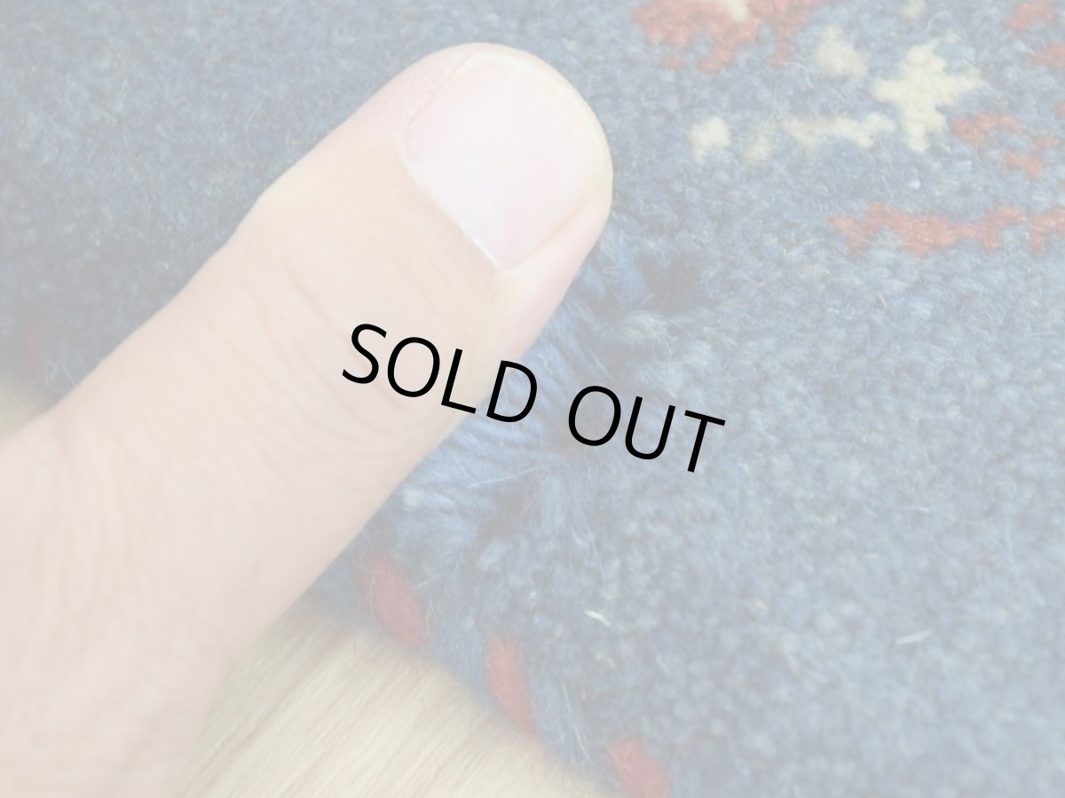 画像10: 新品 ペルシャ ギャッベ No.2562 - 39 × 41 cm 座布団 クッションサイズ ラグ チェアマット 肉厚 天然 ウール ギャベ 手織り ロルバフト ハンドメイド ラグ 絨毯 カーペット 動物 生命の樹 女の子 柄 青 ブルー 藍 インディゴブルー 紺 ネイビー n-2562-039041s320a030 (10)