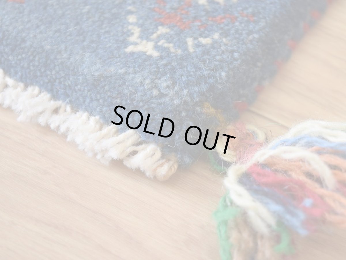 画像11: 新品 ペルシャ ギャッベ No.2562 - 39 × 41 cm 座布団 クッションサイズ ラグ チェアマット 肉厚 天然 ウール ギャベ 手織り ロルバフト ハンドメイド ラグ 絨毯 カーペット 動物 生命の樹 女の子 柄 青 ブルー 藍 インディゴブルー 紺 ネイビー n-2562-039041s320a030 (11)