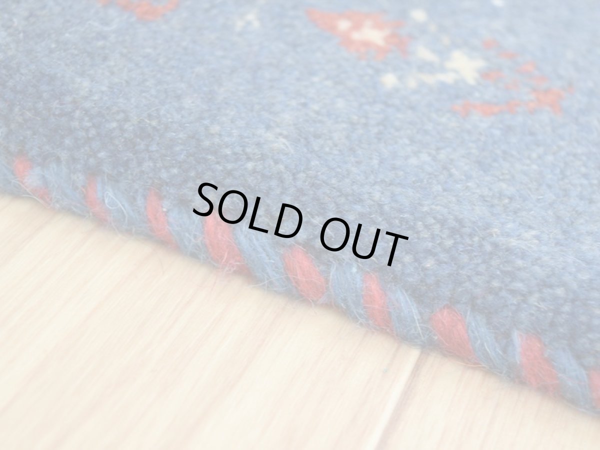 画像9: 新品 ペルシャ ギャッベ No.2562 - 39 × 41 cm 座布団 クッションサイズ ラグ チェアマット 肉厚 天然 ウール ギャベ 手織り ロルバフト ハンドメイド ラグ 絨毯 カーペット 動物 生命の樹 女の子 柄 青 ブルー 藍 インディゴブルー 紺 ネイビー n-2562-039041s320a030 (9)