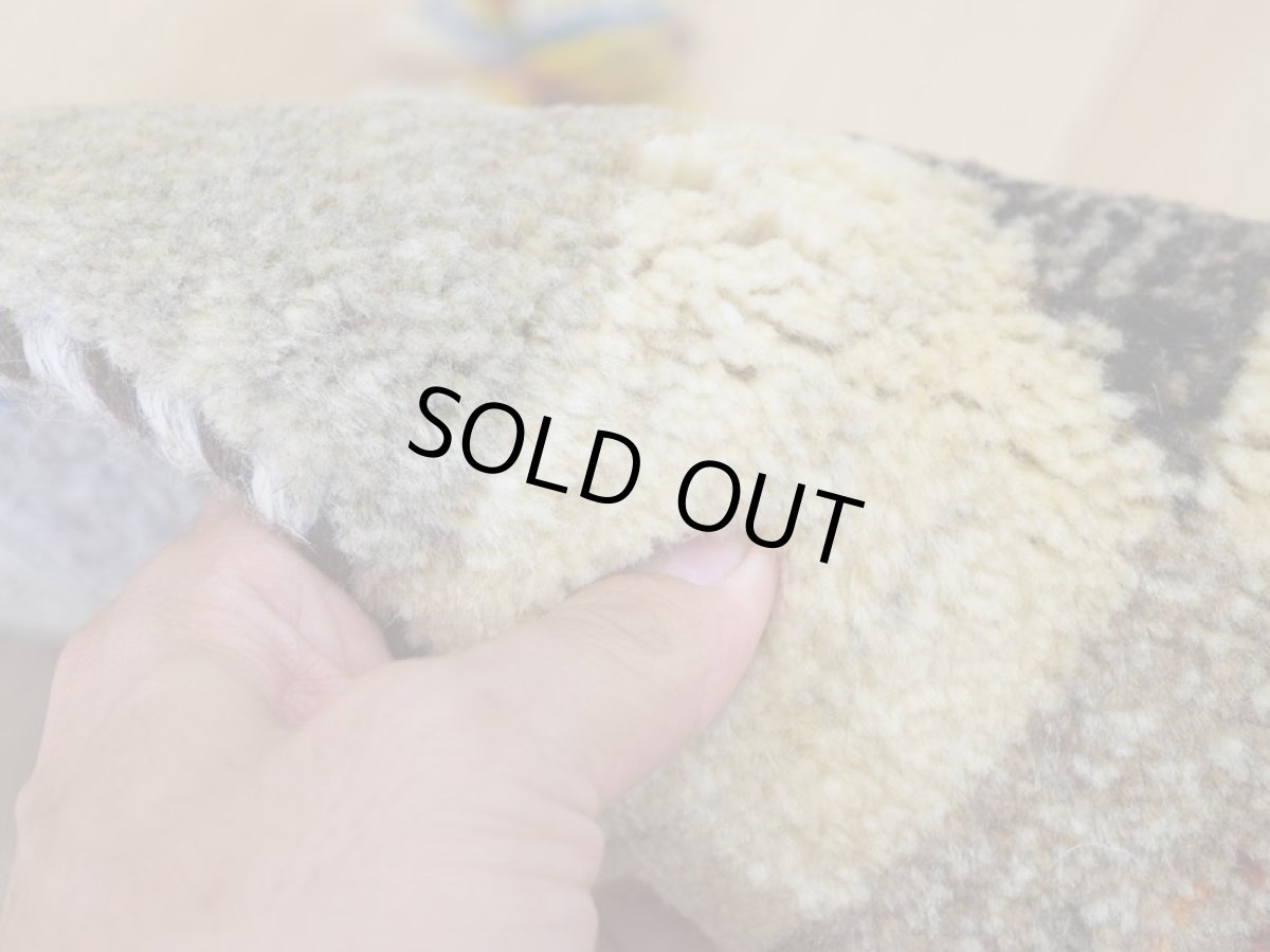 画像9: 新品 ペルシャ ギャッベ No.2539 - 40 × 40 cm 座布団 クッションサイズ ラグ チェアマット 肉厚 天然 ウール ギャベ 手織り ロルバフト ハンドメイド ラグ 絨毯 カーペット 生命の樹 動物 柄 生成り クリーム ベージュ 白 ホワイト系 ライトブラウン ライトグレー 原毛系  ブロックチェック パネルデザイン n-2539-040040s320a030 (9)