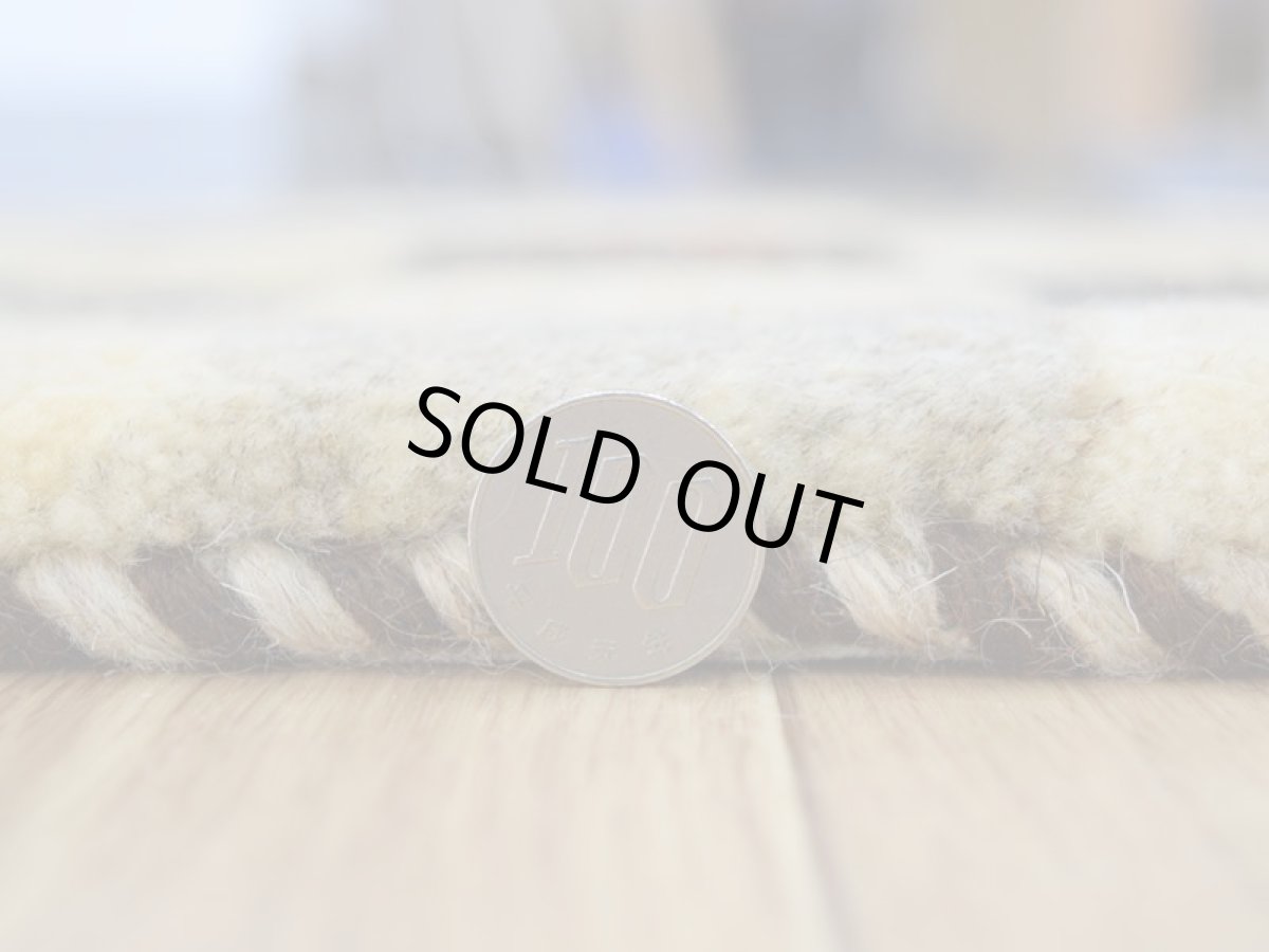 画像11: 新品 ペルシャ ギャッベ No.2539 - 40 × 40 cm 座布団 クッションサイズ ラグ チェアマット 肉厚 天然 ウール ギャベ 手織り ロルバフト ハンドメイド ラグ 絨毯 カーペット 生命の樹 動物 柄 生成り クリーム ベージュ 白 ホワイト系 ライトブラウン ライトグレー 原毛系  ブロックチェック パネルデザイン n-2539-040040s320a030 (11)