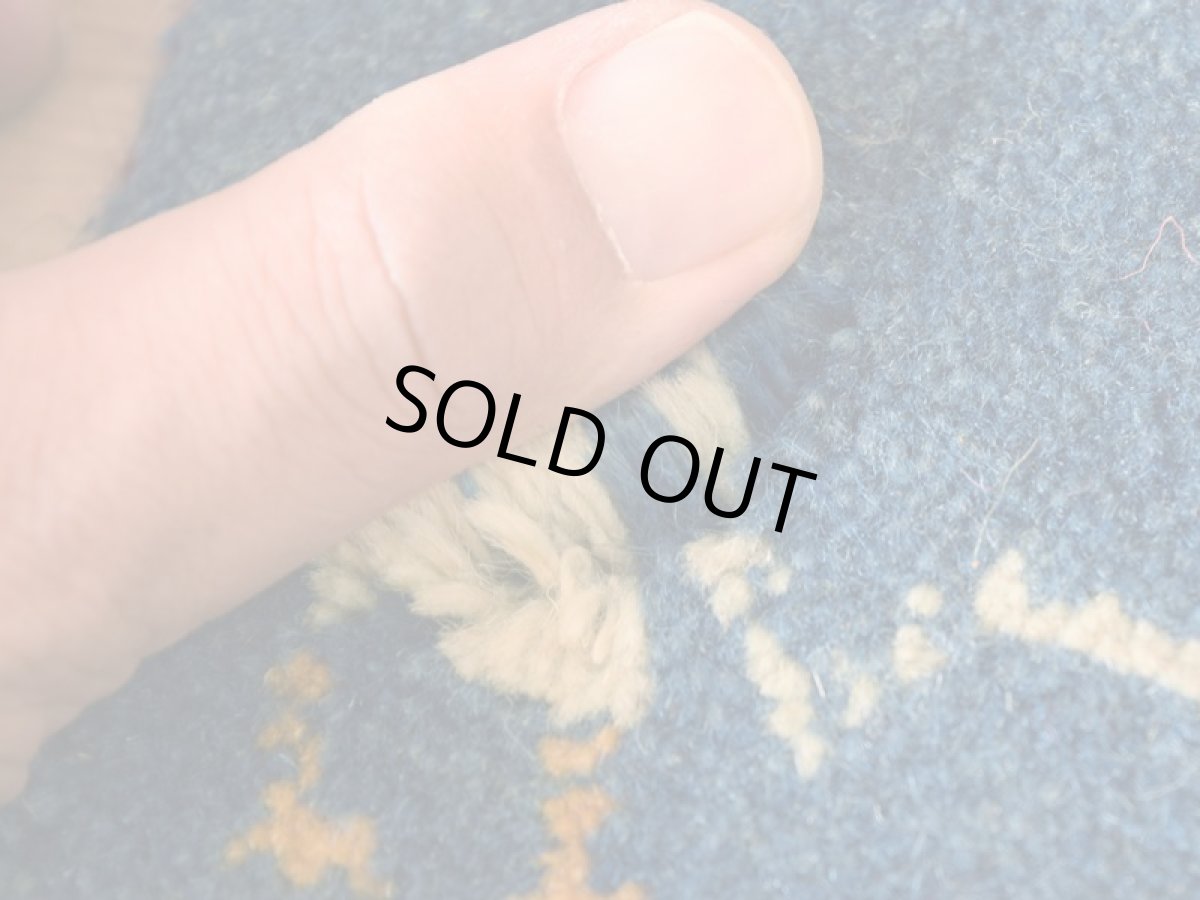 画像4: 新品 ペルシャ ギャッベ No.2562 - 39 × 41 cm 座布団 クッションサイズ ラグ チェアマット 肉厚 天然 ウール ギャベ 手織り ロルバフト ハンドメイド ラグ 絨毯 カーペット 動物 生命の樹 女の子 柄 青 ブルー 藍 インディゴブルー 紺 ネイビー n-2562-039041s320a030 (4)