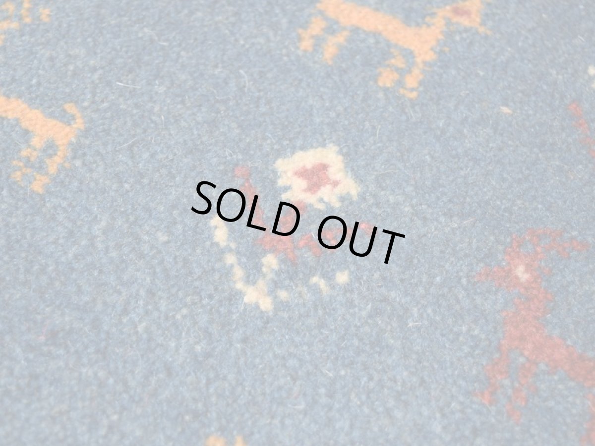 画像5: 新品 ペルシャ ギャッベ No.2562 - 39 × 41 cm 座布団 クッションサイズ ラグ チェアマット 肉厚 天然 ウール ギャベ 手織り ロルバフト ハンドメイド ラグ 絨毯 カーペット 動物 生命の樹 女の子 柄 青 ブルー 藍 インディゴブルー 紺 ネイビー n-2562-039041s320a030 (5)