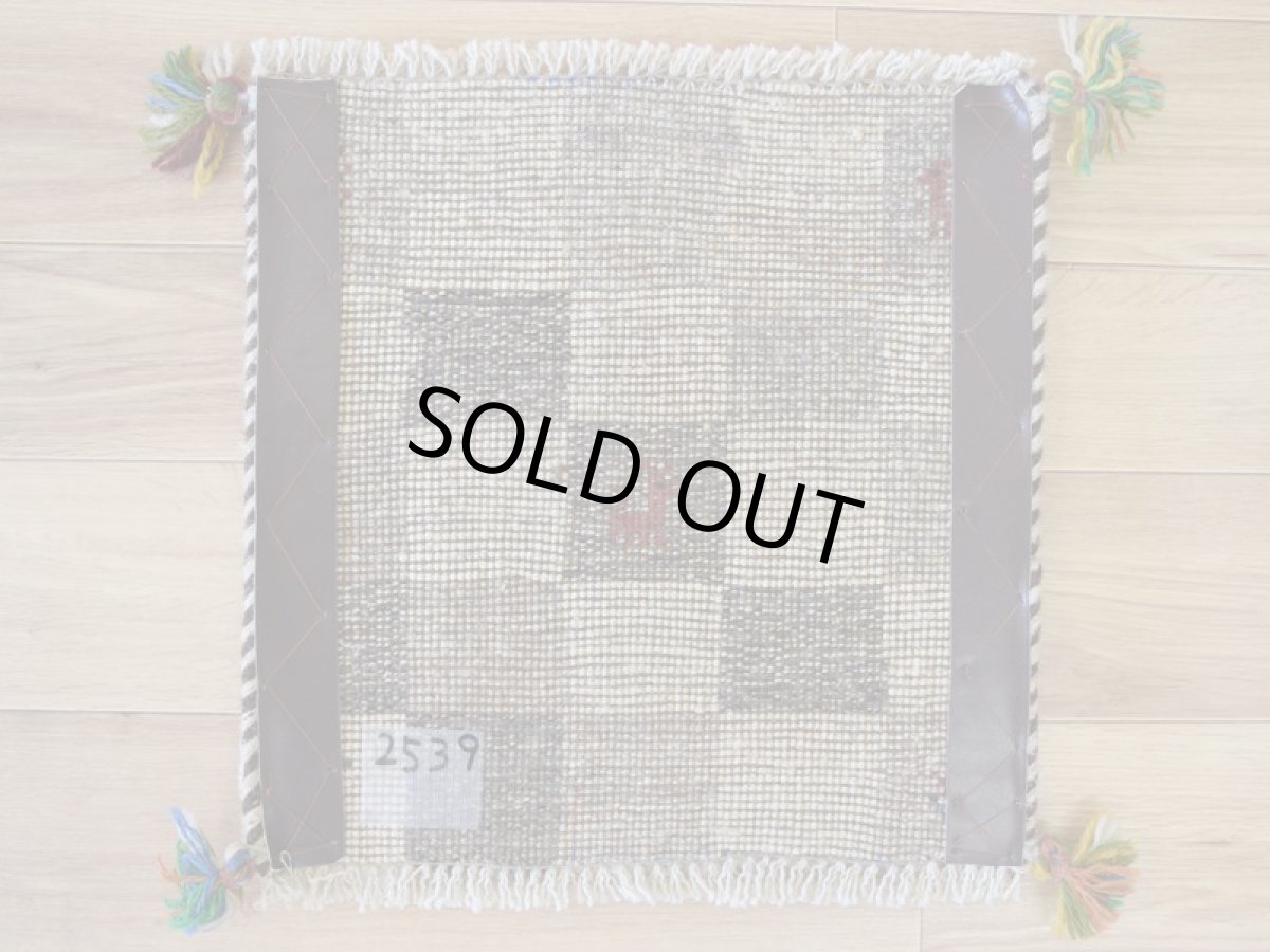 画像13: 新品 ペルシャ ギャッベ No.2539 - 40 × 40 cm 座布団 クッションサイズ ラグ チェアマット 肉厚 天然 ウール ギャベ 手織り ロルバフト ハンドメイド ラグ 絨毯 カーペット 生命の樹 動物 柄 生成り クリーム ベージュ 白 ホワイト系 ライトブラウン ライトグレー 原毛系  ブロックチェック パネルデザイン n-2539-040040s320a030 (13)