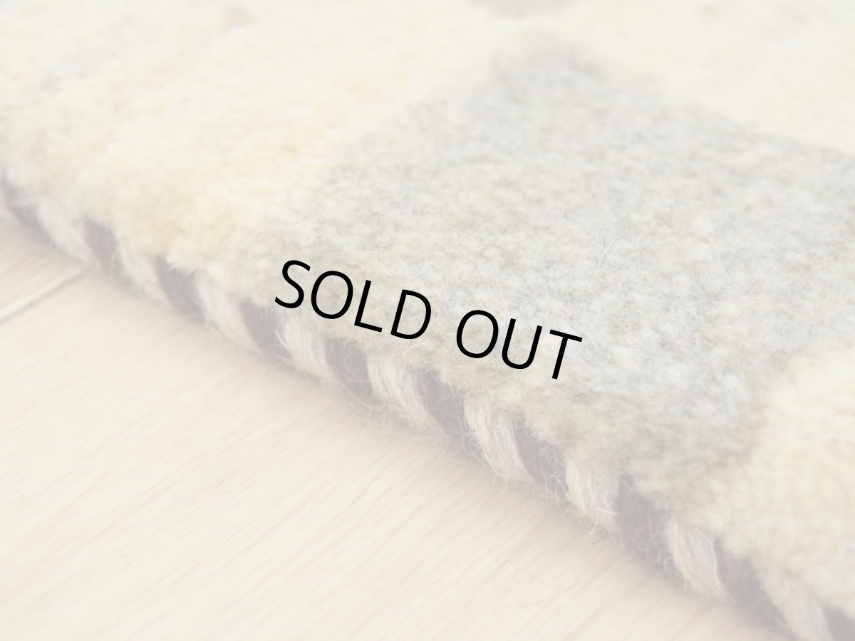 画像6: 新品 ペルシャ ギャッベ No.2539 - 40 × 40 cm 座布団 クッションサイズ ラグ チェアマット 肉厚 天然 ウール ギャベ 手織り ロルバフト ハンドメイド ラグ 絨毯 カーペット 生命の樹 動物 柄 生成り クリーム ベージュ 白 ホワイト系 ライトブラウン ライトグレー 原毛系  ブロックチェック パネルデザイン n-2539-040040s320a030 (6)