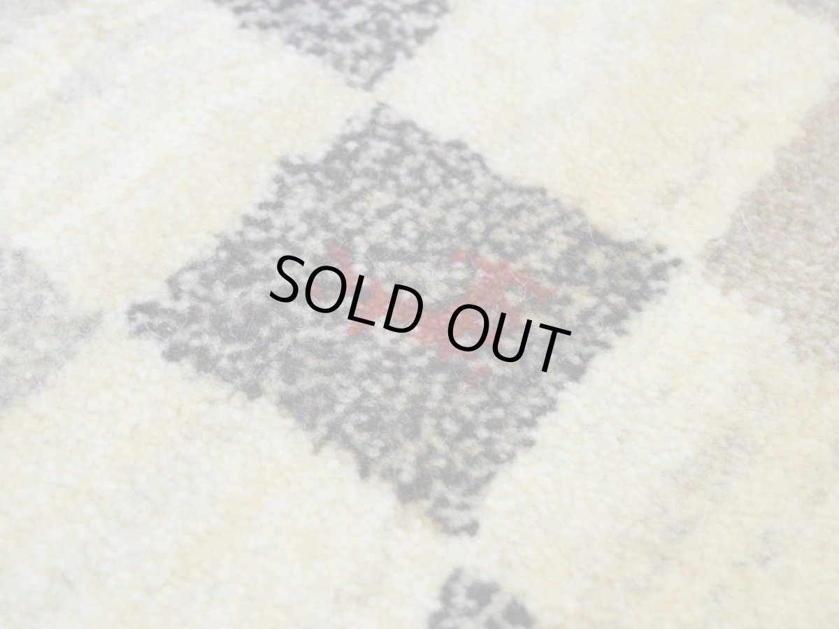 画像4: 新品 ペルシャ ギャッベ No.2539 - 40 × 40 cm 座布団 クッションサイズ ラグ チェアマット 肉厚 天然 ウール ギャベ 手織り ロルバフト ハンドメイド ラグ 絨毯 カーペット 生命の樹 動物 柄 生成り クリーム ベージュ 白 ホワイト系 ライトブラウン ライトグレー 原毛系  ブロックチェック パネルデザイン n-2539-040040s320a030 (4)