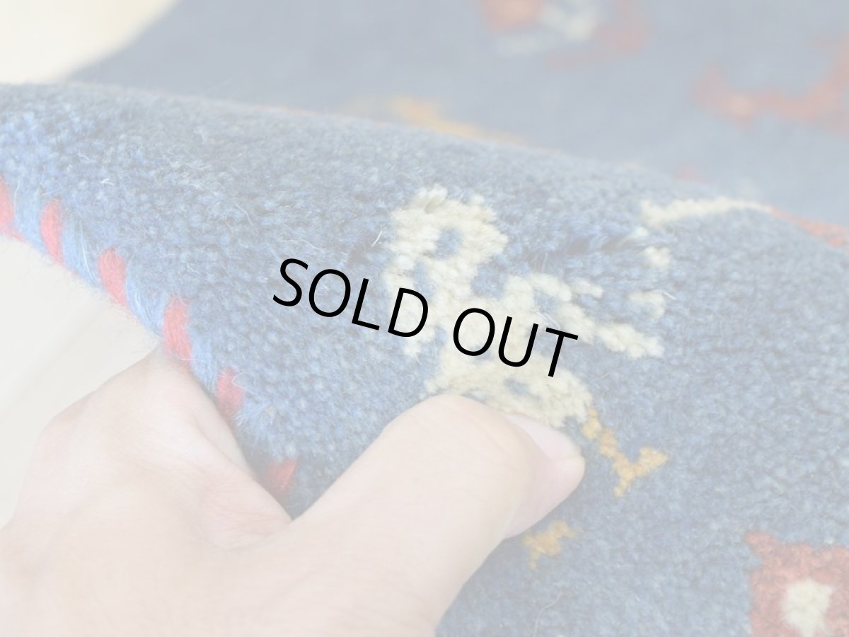 画像12: 新品 ペルシャ ギャッベ No.2562 - 39 × 41 cm 座布団 クッションサイズ ラグ チェアマット 肉厚 天然 ウール ギャベ 手織り ロルバフト ハンドメイド ラグ 絨毯 カーペット 動物 生命の樹 女の子 柄 青 ブルー 藍 インディゴブルー 紺 ネイビー n-2562-039041s320a030 (12)