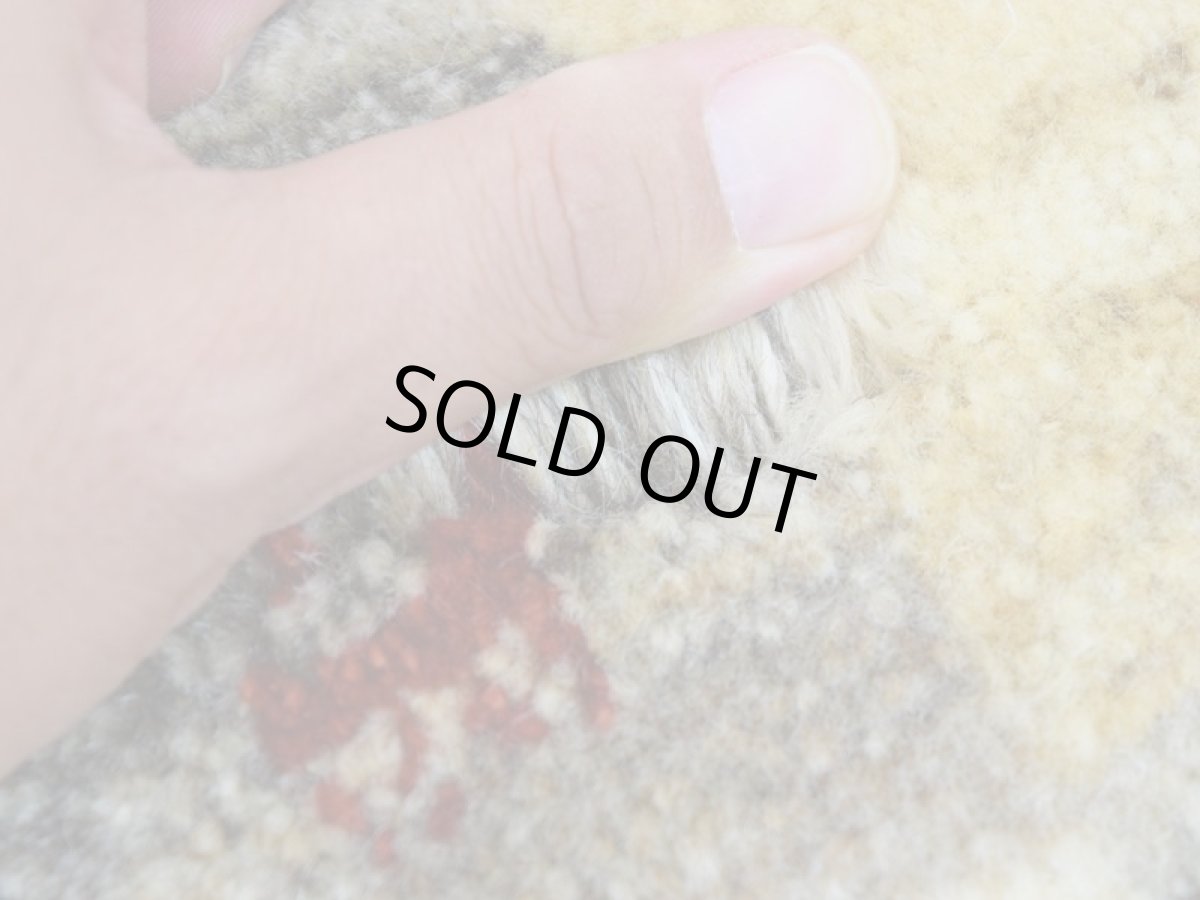 画像3: 新品 ペルシャ ギャッベ No.2539 - 40 × 40 cm 座布団 クッションサイズ ラグ チェアマット 肉厚 天然 ウール ギャベ 手織り ロルバフト ハンドメイド ラグ 絨毯 カーペット 生命の樹 動物 柄 生成り クリーム ベージュ 白 ホワイト系 ライトブラウン ライトグレー 原毛系  ブロックチェック パネルデザイン n-2539-040040s320a030 (3)