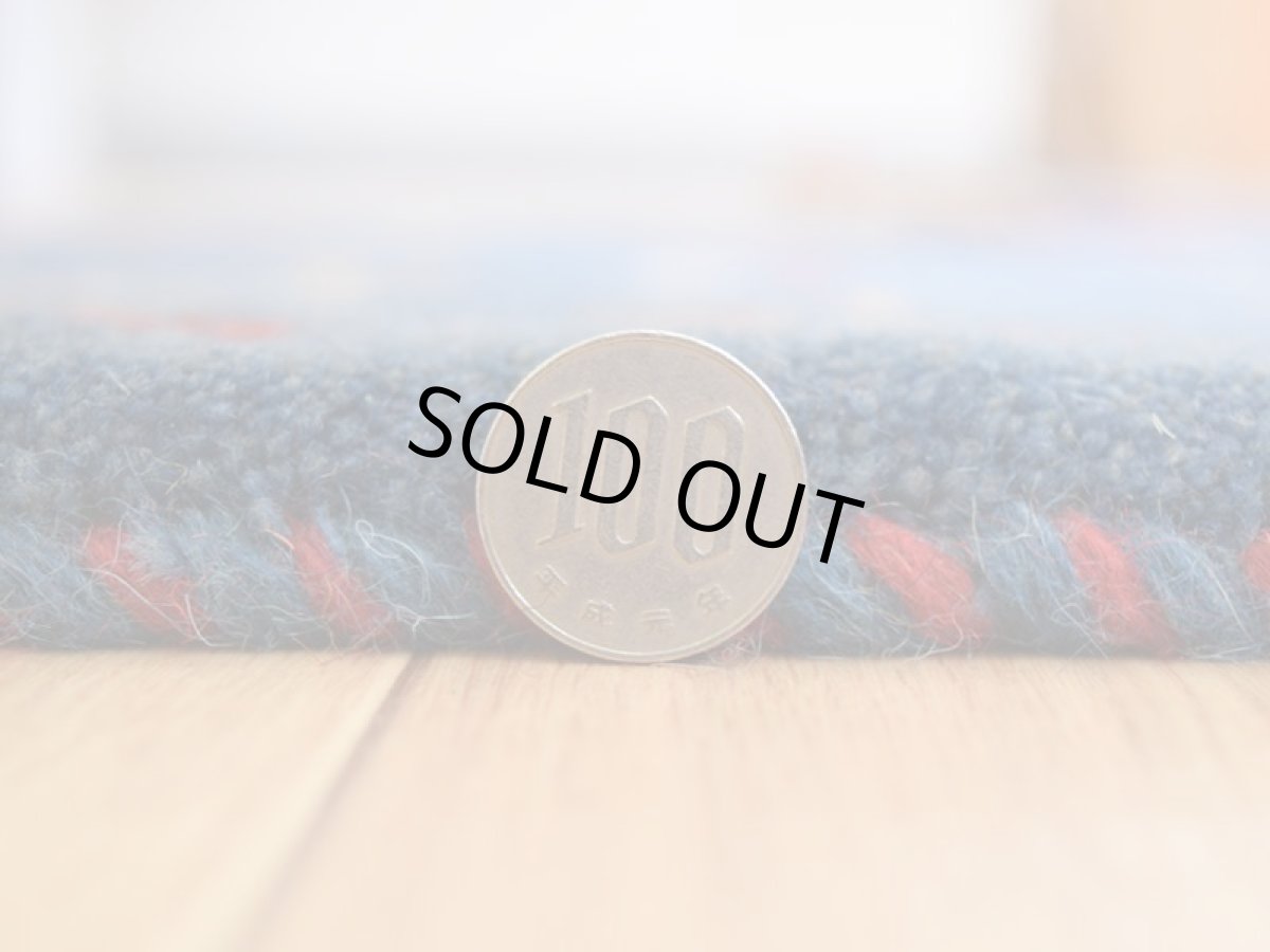 画像14: 新品 ペルシャ ギャッベ No.2562 - 39 × 41 cm 座布団 クッションサイズ ラグ チェアマット 肉厚 天然 ウール ギャベ 手織り ロルバフト ハンドメイド ラグ 絨毯 カーペット 動物 生命の樹 女の子 柄 青 ブルー 藍 インディゴブルー 紺 ネイビー n-2562-039041s320a030 (14)