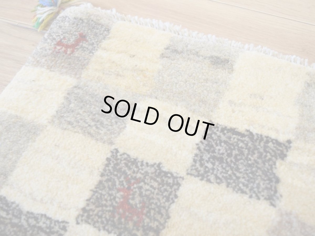 画像2: 新品 ペルシャ ギャッベ No.2539 - 40 × 40 cm 座布団 クッションサイズ ラグ チェアマット 肉厚 天然 ウール ギャベ 手織り ロルバフト ハンドメイド ラグ 絨毯 カーペット 生命の樹 動物 柄 生成り クリーム ベージュ 白 ホワイト系 ライトブラウン ライトグレー 原毛系  ブロックチェック パネルデザイン n-2539-040040s320a030 (2)