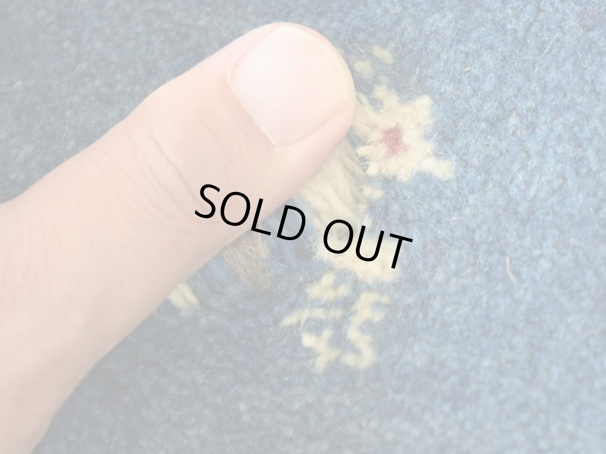 画像8: 新品 ペルシャ ギャッベ No.2562 - 39 × 41 cm 座布団 クッションサイズ ラグ チェアマット 肉厚 天然 ウール ギャベ 手織り ロルバフト ハンドメイド ラグ 絨毯 カーペット 動物 生命の樹 女の子 柄 青 ブルー 藍 インディゴブルー 紺 ネイビー n-2562-039041s320a030 (8)