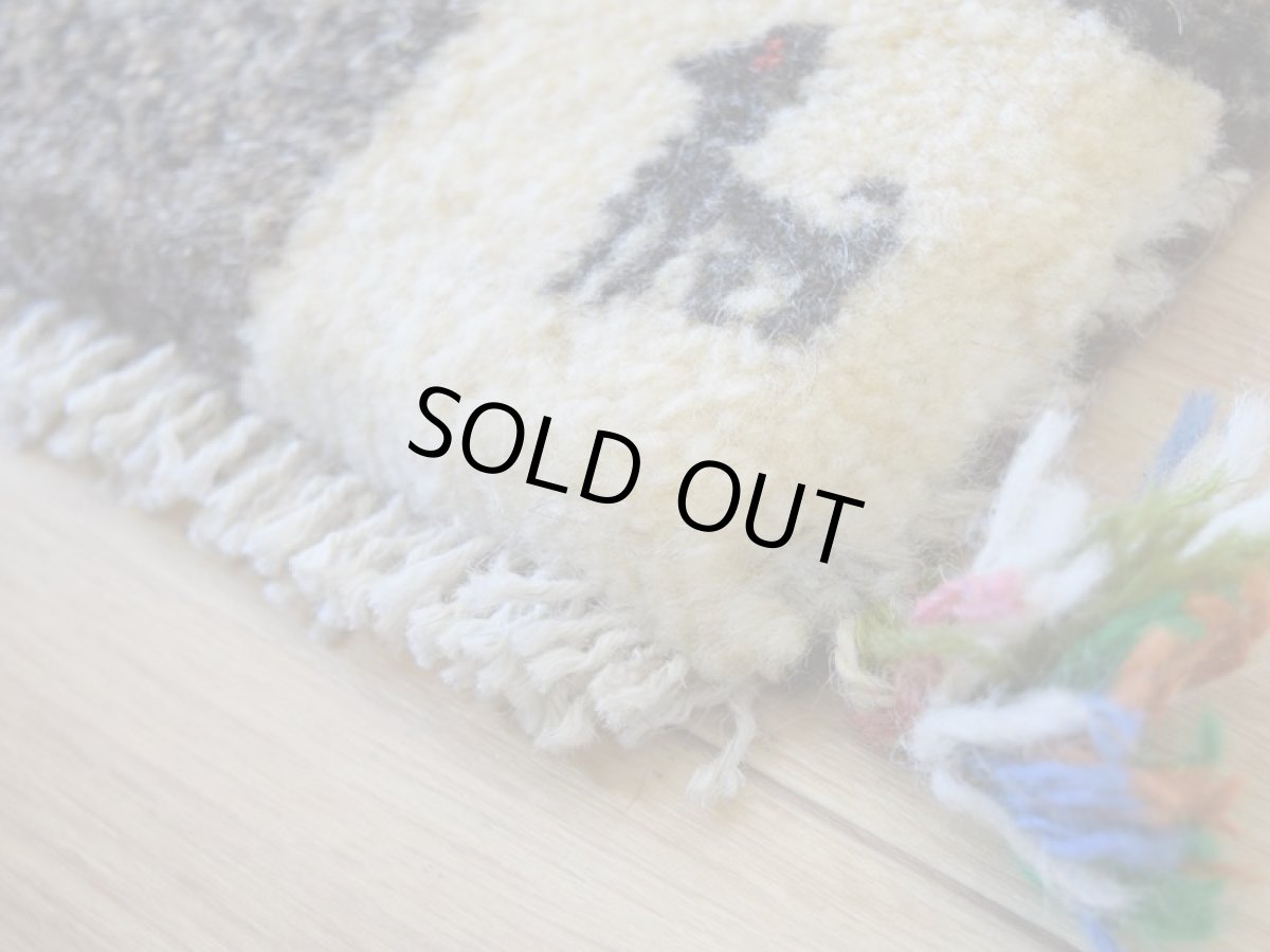 画像8: 新品 ペルシャ ギャッベ No.2539 - 40 × 40 cm 座布団 クッションサイズ ラグ チェアマット 肉厚 天然 ウール ギャベ 手織り ロルバフト ハンドメイド ラグ 絨毯 カーペット 生命の樹 動物 柄 生成り クリーム ベージュ 白 ホワイト系 ライトブラウン ライトグレー 原毛系  ブロックチェック パネルデザイン n-2539-040040s320a030 (8)