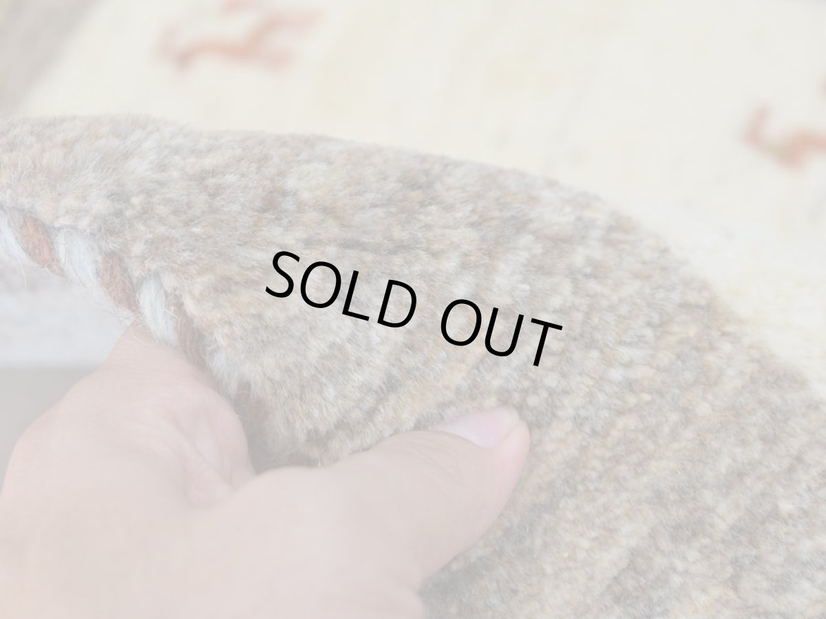 画像10: 新品 ペルシャ ギャッベ No.2548 - 42 × 42 cm 座布団 クッションサイズ ラグ チェアマット 肉厚 天然 ウール ギャベ 手織り ロルバフト ハンドメイド ラグ 絨毯 カーペット 動物 柄 生成り クリーム ベージュ 白 ホワイト系 ライトグレー 原毛系 n-2548-042042s320a030 (10)