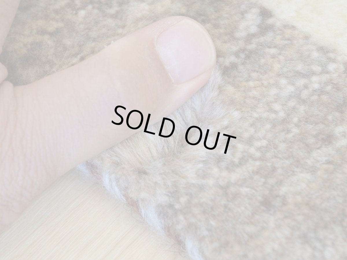 画像8: 新品 ペルシャ ギャッベ No.2548 - 42 × 42 cm 座布団 クッションサイズ ラグ チェアマット 肉厚 天然 ウール ギャベ 手織り ロルバフト ハンドメイド ラグ 絨毯 カーペット 動物 柄 生成り クリーム ベージュ 白 ホワイト系 ライトグレー 原毛系 n-2548-042042s320a030 (8)