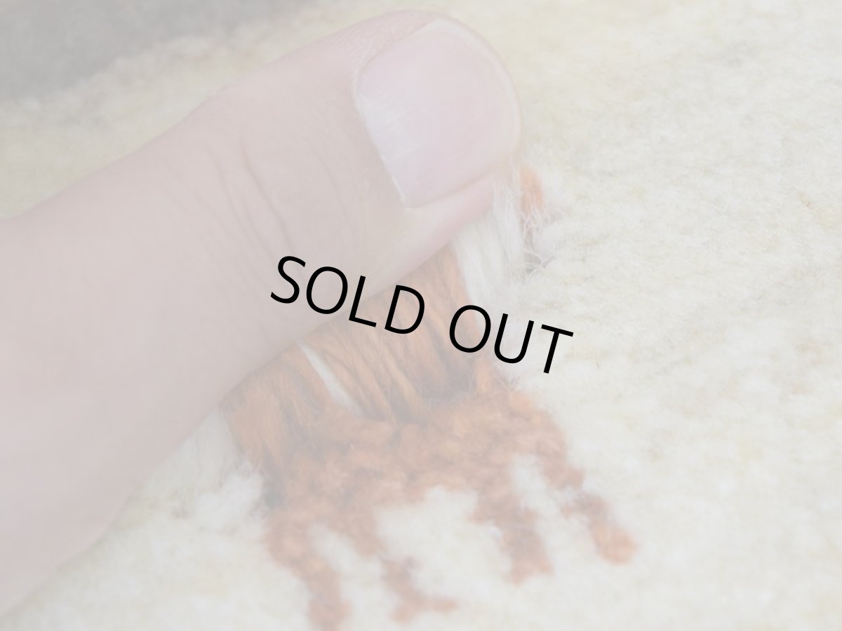 画像3: 新品 ペルシャ ギャッベ No.2548 - 42 × 42 cm 座布団 クッションサイズ ラグ チェアマット 肉厚 天然 ウール ギャベ 手織り ロルバフト ハンドメイド ラグ 絨毯 カーペット 動物 柄 生成り クリーム ベージュ 白 ホワイト系 ライトグレー 原毛系 n-2548-042042s320a030 (3)