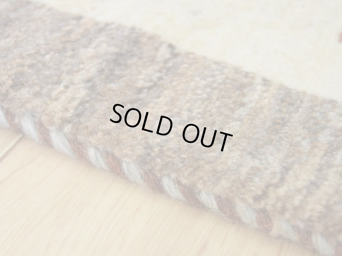 画像7: 新品 ペルシャ ギャッベ No.2548 - 42 × 42 cm 座布団 クッションサイズ ラグ チェアマット 肉厚 天然 ウール ギャベ 手織り ロルバフト ハンドメイド ラグ 絨毯 カーペット 動物 柄 生成り クリーム ベージュ 白 ホワイト系 ライトグレー 原毛系 n-2548-042042s320a030 (7)