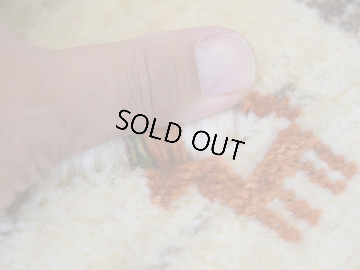 画像6: 新品 ペルシャ ギャッベ No.2548 - 42 × 42 cm 座布団 クッションサイズ ラグ チェアマット 肉厚 天然 ウール ギャベ 手織り ロルバフト ハンドメイド ラグ 絨毯 カーペット 動物 柄 生成り クリーム ベージュ 白 ホワイト系 ライトグレー 原毛系 n-2548-042042s320a030 (6)