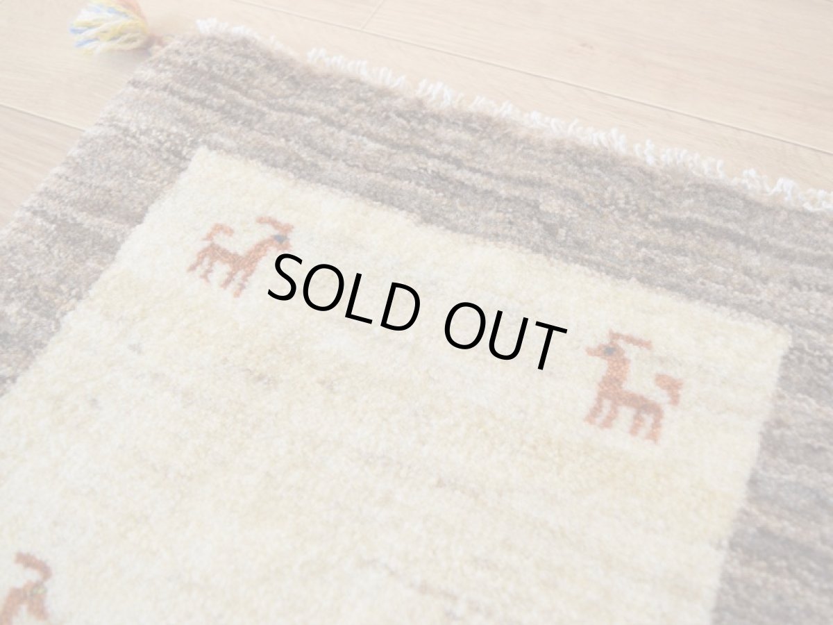 画像2: 新品 ペルシャ ギャッベ No.2548 - 42 × 42 cm 座布団 クッションサイズ ラグ チェアマット 肉厚 天然 ウール ギャベ 手織り ロルバフト ハンドメイド ラグ 絨毯 カーペット 動物 柄 生成り クリーム ベージュ 白 ホワイト系 ライトグレー 原毛系 n-2548-042042s320a030 (2)