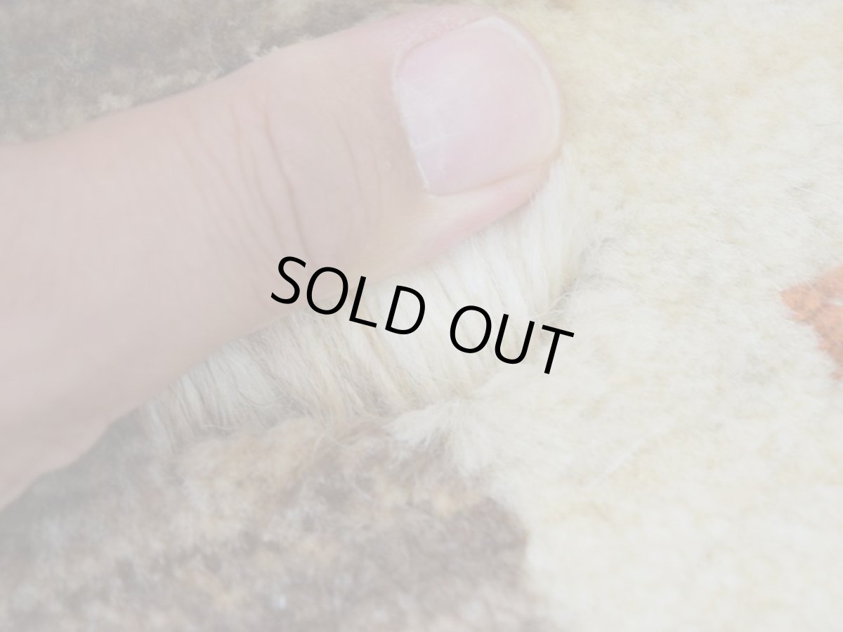 画像4: 新品 ペルシャ ギャッベ No.2548 - 42 × 42 cm 座布団 クッションサイズ ラグ チェアマット 肉厚 天然 ウール ギャベ 手織り ロルバフト ハンドメイド ラグ 絨毯 カーペット 動物 柄 生成り クリーム ベージュ 白 ホワイト系 ライトグレー 原毛系 n-2548-042042s320a030 (4)