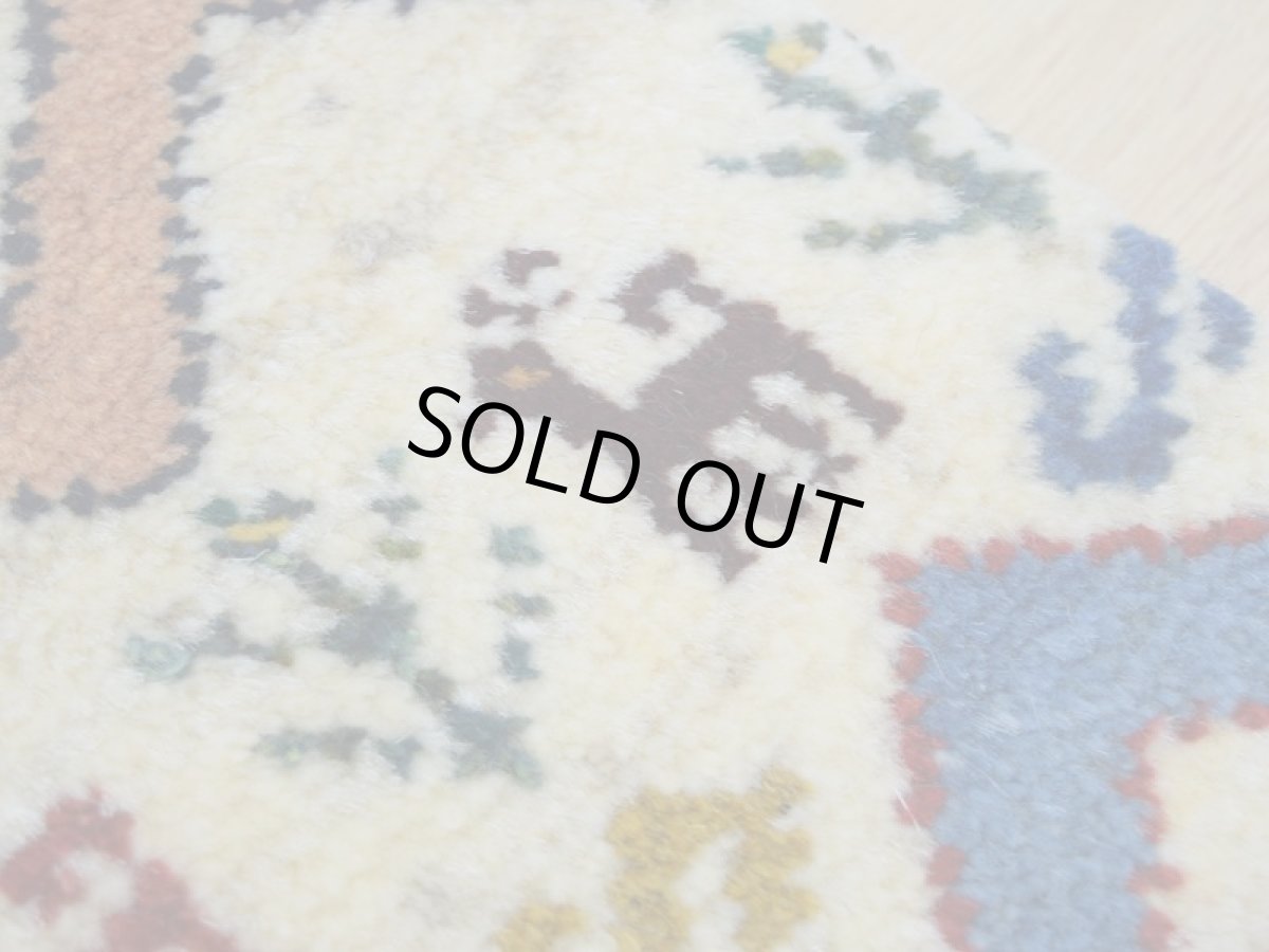 画像8: 新品 ペルシャ ギャッベ No.2544 - 43 × 41 cm 座布団 クッションサイズ ラグ チェアマット 肉厚 天然 ウール ギャベ 手織り ロルバフト ハンドメイド ラグ 絨毯 カーペット 生命の樹 動物 柄 生成り クリーム ベージュ 白 ホワイト系 原毛系 緑 ジグザグ デザイン n-2544-043041s320a030 (8)