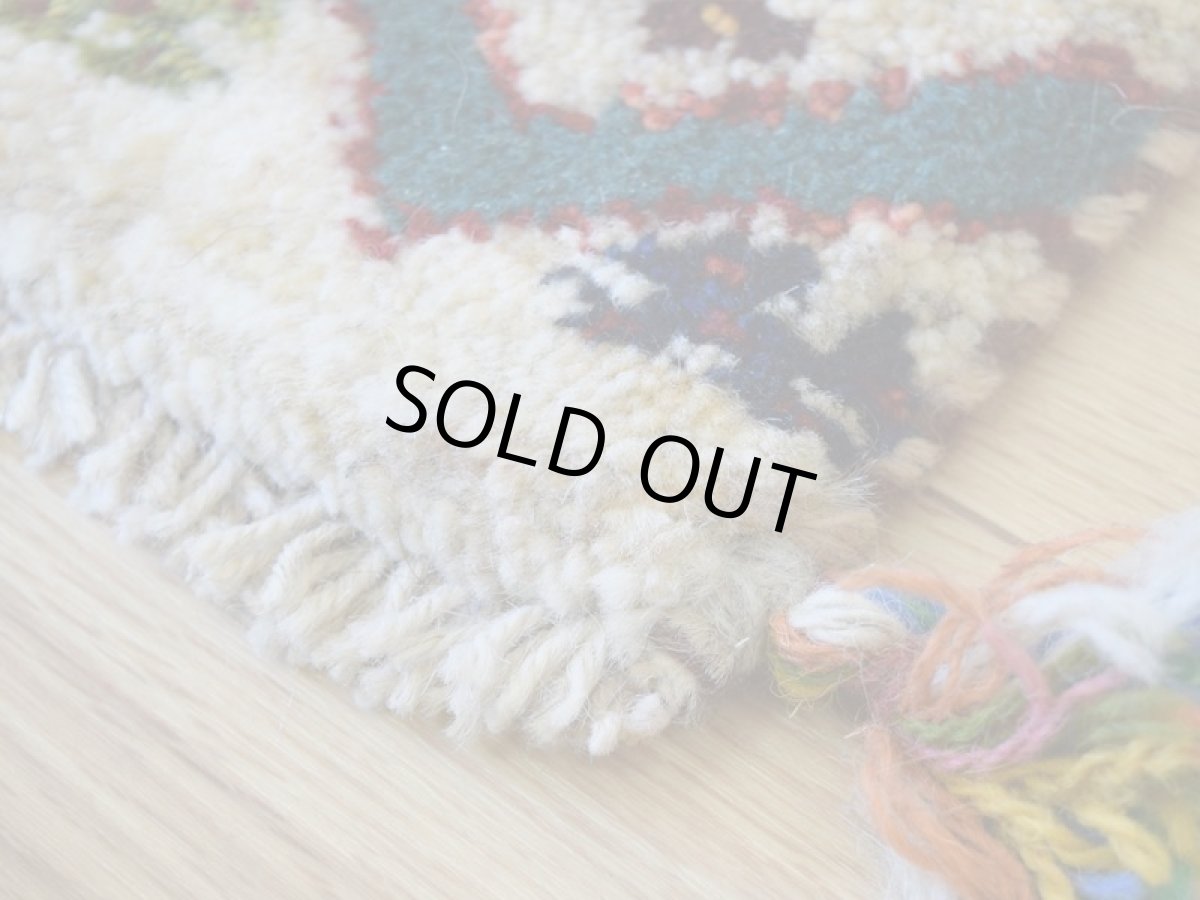 画像7: 新品 ペルシャ ギャッベ No.2545 - 42 × 43 cm 座布団 クッションサイズ ラグ チェアマット 肉厚 天然 ウール ギャベ 手織り ロルバフト ハンドメイド ラグ 絨毯 カーペット 生命の樹 動物 柄 生成り クリーム ベージュ 白 ホワイト系 原毛系 マルチカラー ジグザグ デザイン n-2545-042043s320a030 (7)