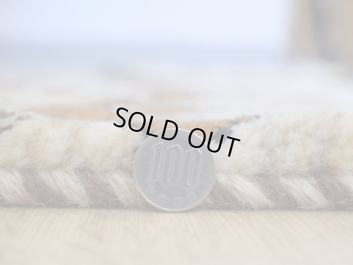 画像10: 新品 ペルシャ ギャッベ No.2545 - 42 × 43 cm 座布団 クッションサイズ ラグ チェアマット 肉厚 天然 ウール ギャベ 手織り ロルバフト ハンドメイド ラグ 絨毯 カーペット 生命の樹 動物 柄 生成り クリーム ベージュ 白 ホワイト系 原毛系 マルチカラー ジグザグ デザイン n-2545-042043s320a030 (10)