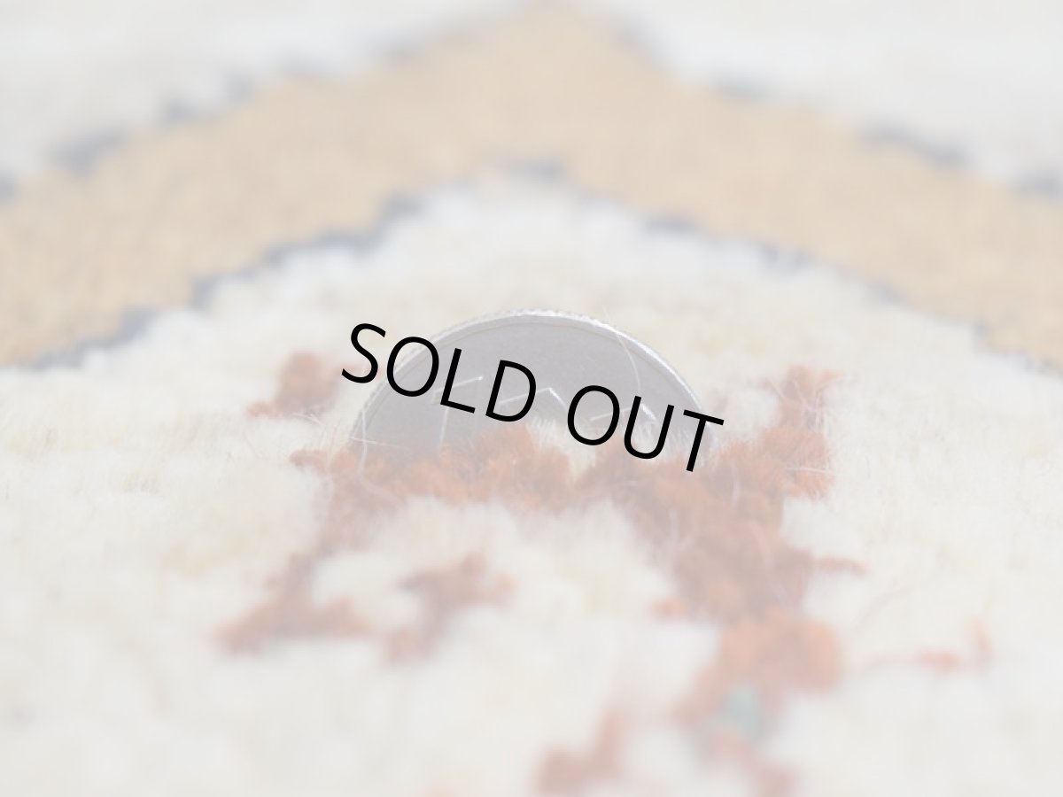 画像9: 新品 ペルシャ ギャッベ No.2545 - 42 × 43 cm 座布団 クッションサイズ ラグ チェアマット 肉厚 天然 ウール ギャベ 手織り ロルバフト ハンドメイド ラグ 絨毯 カーペット 生命の樹 動物 柄 生成り クリーム ベージュ 白 ホワイト系 原毛系 マルチカラー ジグザグ デザイン n-2545-042043s320a030 (9)