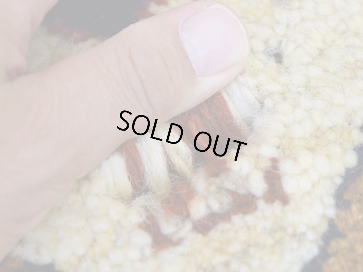 画像3: 新品 ペルシャ ギャッベ No.2545 - 42 × 43 cm 座布団 クッションサイズ ラグ チェアマット 肉厚 天然 ウール ギャベ 手織り ロルバフト ハンドメイド ラグ 絨毯 カーペット 生命の樹 動物 柄 生成り クリーム ベージュ 白 ホワイト系 原毛系 マルチカラー ジグザグ デザイン n-2545-042043s320a030 (3)