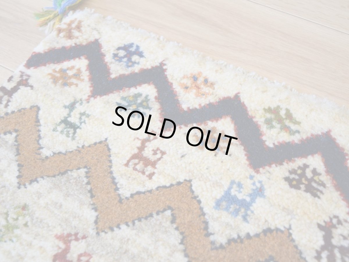 画像2: 新品 ペルシャ ギャッベ No.2545 - 42 × 43 cm 座布団 クッションサイズ ラグ チェアマット 肉厚 天然 ウール ギャベ 手織り ロルバフト ハンドメイド ラグ 絨毯 カーペット 生命の樹 動物 柄 生成り クリーム ベージュ 白 ホワイト系 原毛系 マルチカラー ジグザグ デザイン n-2545-042043s320a030 (2)