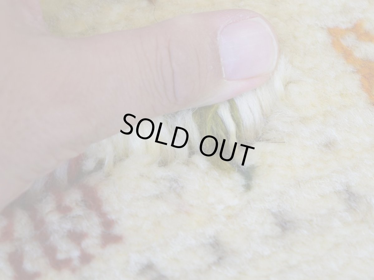 画像4: 新品 ペルシャ ギャッベ No.2544 - 43 × 41 cm 座布団 クッションサイズ ラグ チェアマット 肉厚 天然 ウール ギャベ 手織り ロルバフト ハンドメイド ラグ 絨毯 カーペット 生命の樹 動物 柄 生成り クリーム ベージュ 白 ホワイト系 原毛系 緑 ジグザグ デザイン n-2544-043041s320a030 (4)