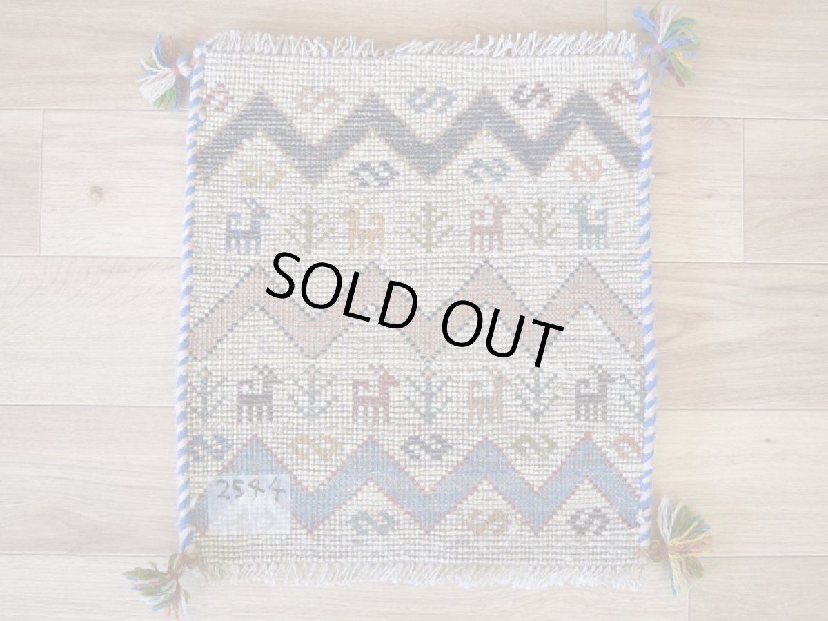 画像17: 新品 ペルシャ ギャッベ No.2544 - 43 × 41 cm 座布団 クッションサイズ ラグ チェアマット 肉厚 天然 ウール ギャベ 手織り ロルバフト ハンドメイド ラグ 絨毯 カーペット 生命の樹 動物 柄 生成り クリーム ベージュ 白 ホワイト系 原毛系 緑 ジグザグ デザイン n-2544-043041s320a030 (17)