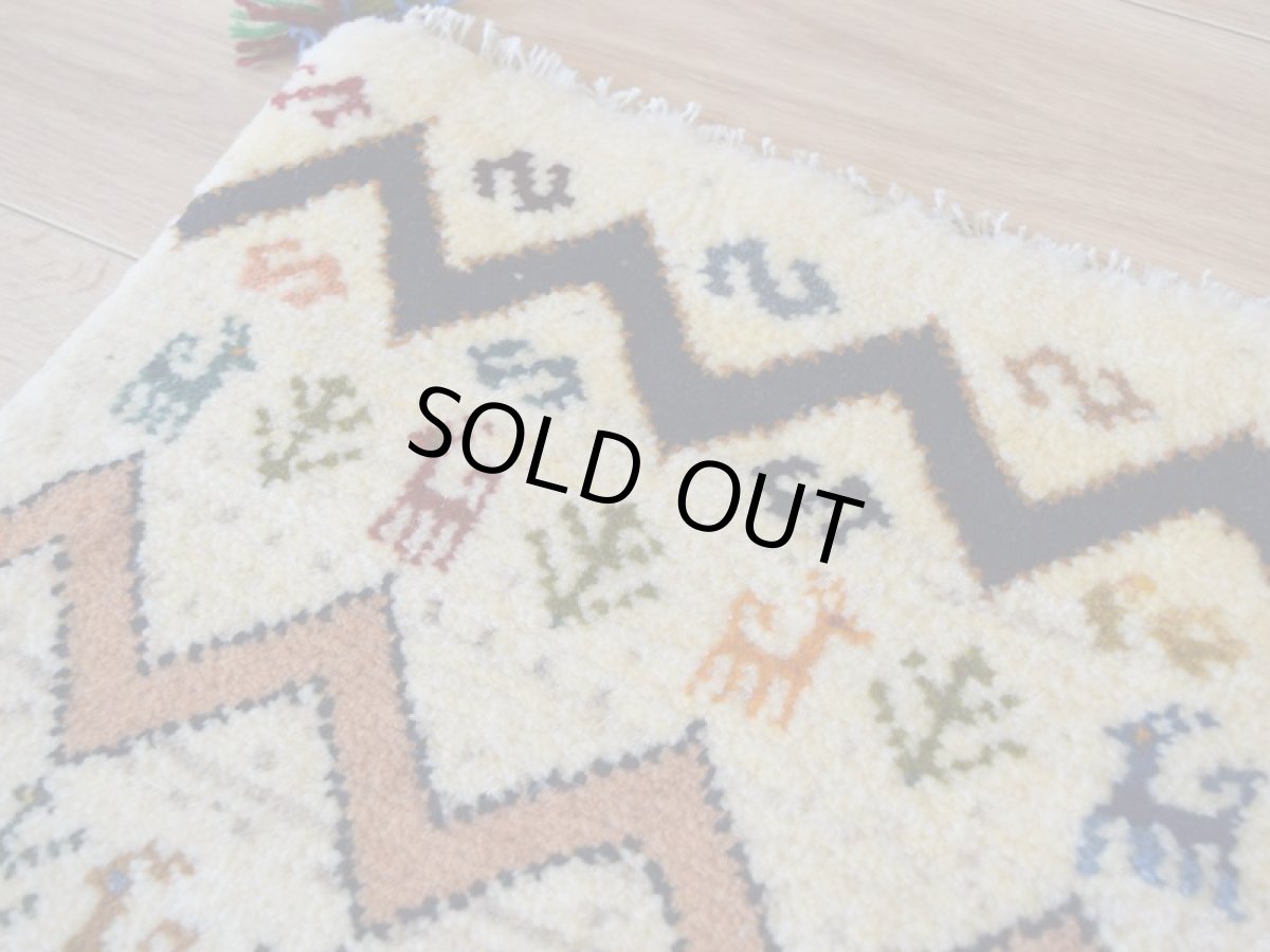 画像2: 新品 ペルシャ ギャッベ No.2544 - 43 × 41 cm 座布団 クッションサイズ ラグ チェアマット 肉厚 天然 ウール ギャベ 手織り ロルバフト ハンドメイド ラグ 絨毯 カーペット 生命の樹 動物 柄 生成り クリーム ベージュ 白 ホワイト系 原毛系 緑 ジグザグ デザイン n-2544-043041s320a030 (2)