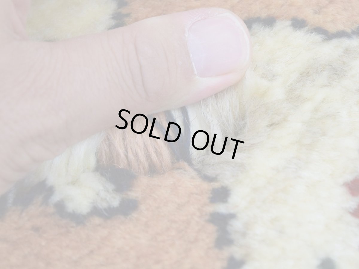 画像6: 新品 ペルシャ ギャッベ No.2544 - 43 × 41 cm 座布団 クッションサイズ ラグ チェアマット 肉厚 天然 ウール ギャベ 手織り ロルバフト ハンドメイド ラグ 絨毯 カーペット 生命の樹 動物 柄 生成り クリーム ベージュ 白 ホワイト系 原毛系 緑 ジグザグ デザイン n-2544-043041s320a030 (6)