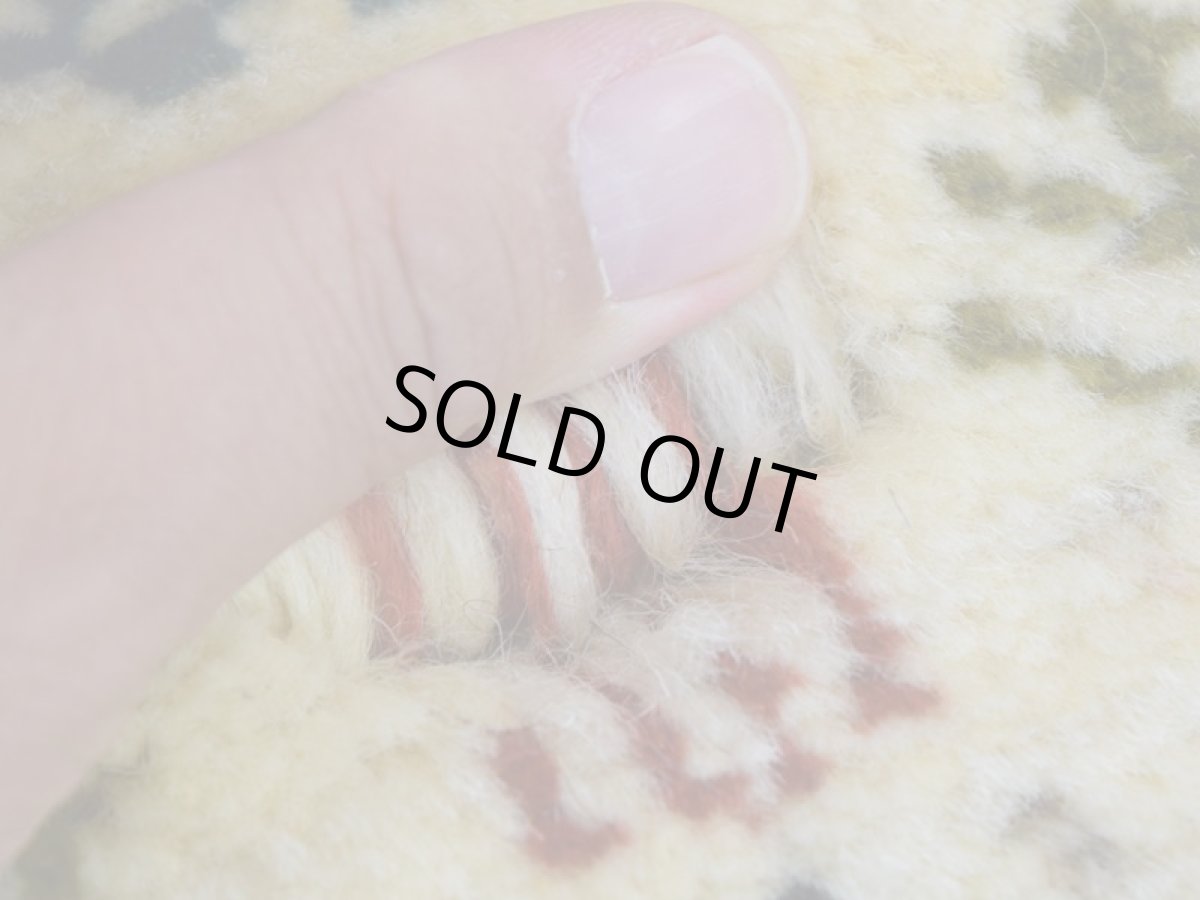 画像3: 新品 ペルシャ ギャッベ No.2544 - 43 × 41 cm 座布団 クッションサイズ ラグ チェアマット 肉厚 天然 ウール ギャベ 手織り ロルバフト ハンドメイド ラグ 絨毯 カーペット 生命の樹 動物 柄 生成り クリーム ベージュ 白 ホワイト系 原毛系 緑 ジグザグ デザイン n-2544-043041s320a030 (3)