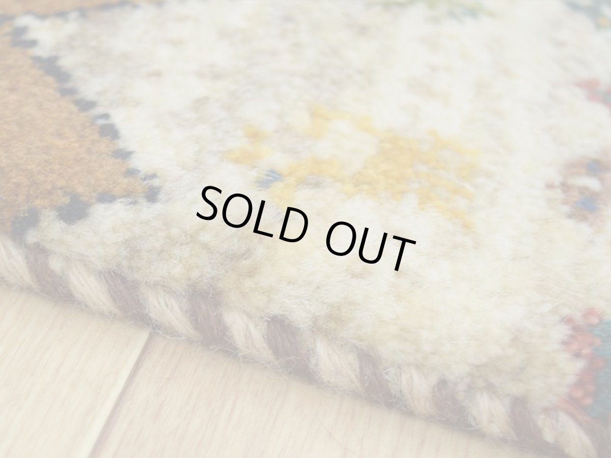 画像5: 新品 ペルシャ ギャッベ No.2545 - 42 × 43 cm 座布団 クッションサイズ ラグ チェアマット 肉厚 天然 ウール ギャベ 手織り ロルバフト ハンドメイド ラグ 絨毯 カーペット 生命の樹 動物 柄 生成り クリーム ベージュ 白 ホワイト系 原毛系 マルチカラー ジグザグ デザイン n-2545-042043s320a030 (5)