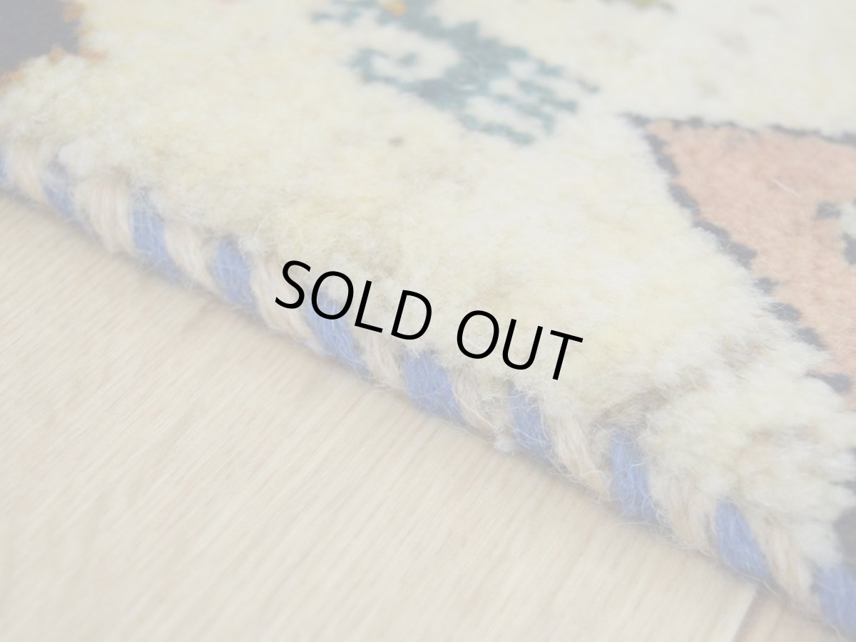 画像10: 新品 ペルシャ ギャッベ No.2544 - 43 × 41 cm 座布団 クッションサイズ ラグ チェアマット 肉厚 天然 ウール ギャベ 手織り ロルバフト ハンドメイド ラグ 絨毯 カーペット 生命の樹 動物 柄 生成り クリーム ベージュ 白 ホワイト系 原毛系 緑 ジグザグ デザイン n-2544-043041s320a030 (10)