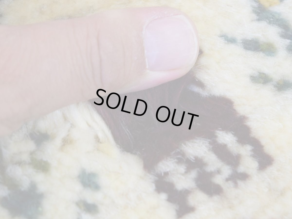 画像9: 新品 ペルシャ ギャッベ No.2544 - 43 × 41 cm 座布団 クッションサイズ ラグ チェアマット 肉厚 天然 ウール ギャベ 手織り ロルバフト ハンドメイド ラグ 絨毯 カーペット 生命の樹 動物 柄 生成り クリーム ベージュ 白 ホワイト系 原毛系 緑 ジグザグ デザイン n-2544-043041s320a030 (9)