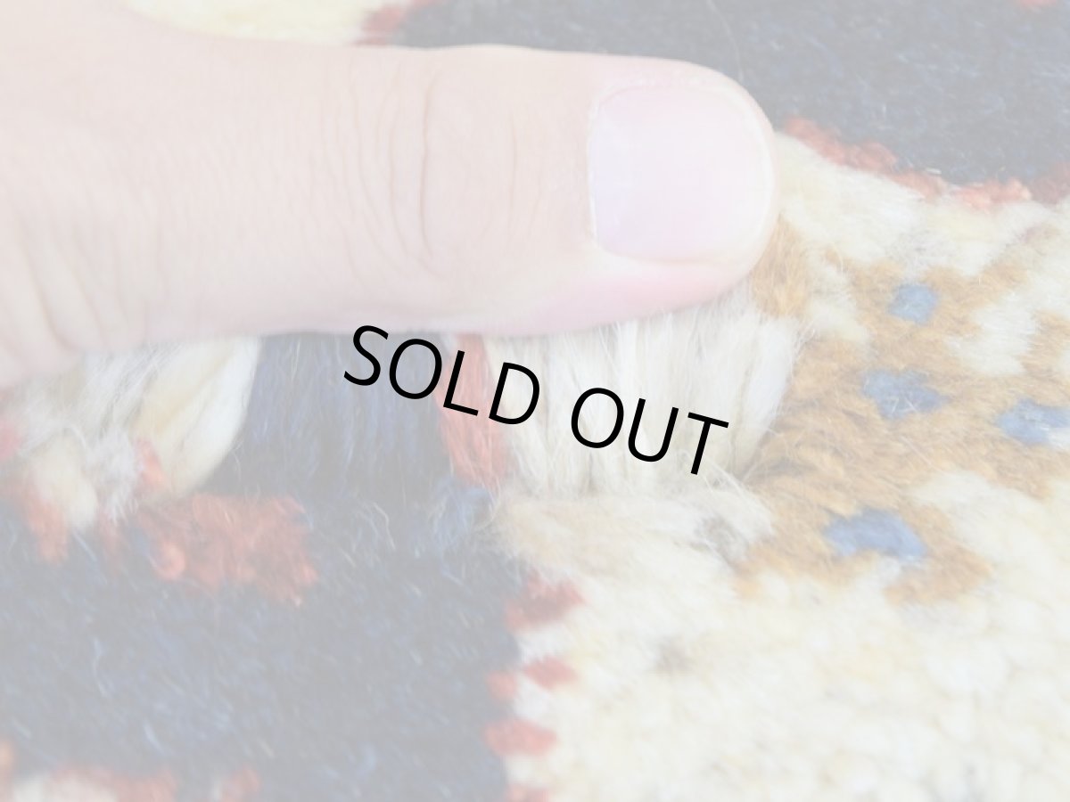 画像11: 新品 ペルシャ ギャッベ No.2545 - 42 × 43 cm 座布団 クッションサイズ ラグ チェアマット 肉厚 天然 ウール ギャベ 手織り ロルバフト ハンドメイド ラグ 絨毯 カーペット 生命の樹 動物 柄 生成り クリーム ベージュ 白 ホワイト系 原毛系 マルチカラー ジグザグ デザイン n-2545-042043s320a030 (11)