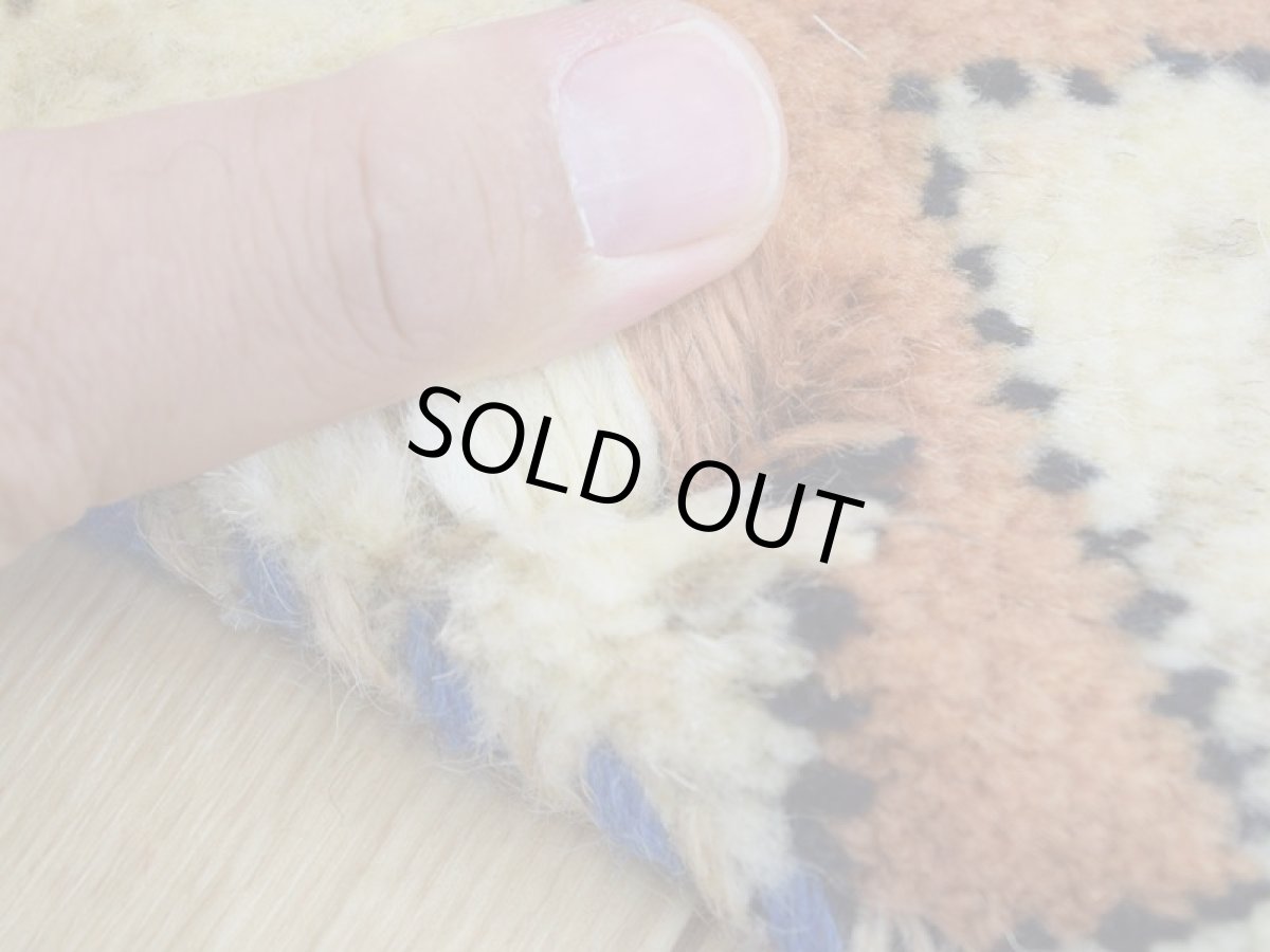 画像11: 新品 ペルシャ ギャッベ No.2544 - 43 × 41 cm 座布団 クッションサイズ ラグ チェアマット 肉厚 天然 ウール ギャベ 手織り ロルバフト ハンドメイド ラグ 絨毯 カーペット 生命の樹 動物 柄 生成り クリーム ベージュ 白 ホワイト系 原毛系 緑 ジグザグ デザイン n-2544-043041s320a030 (11)