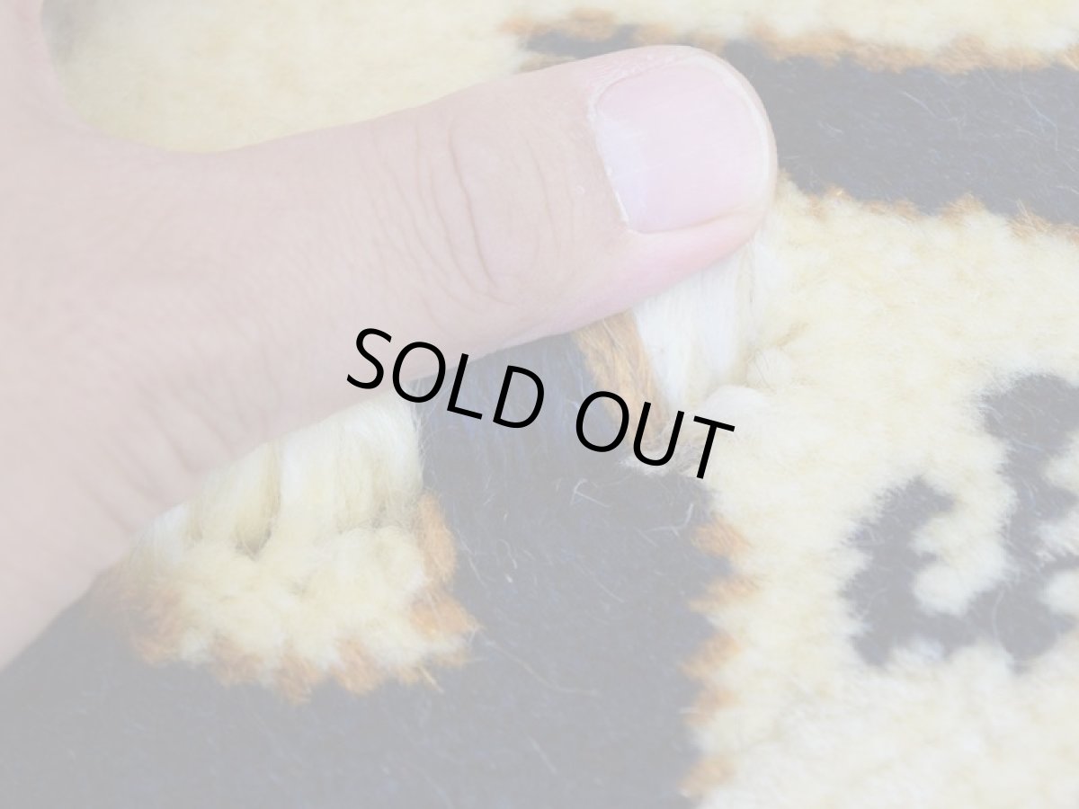 画像5: 新品 ペルシャ ギャッベ No.2544 - 43 × 41 cm 座布団 クッションサイズ ラグ チェアマット 肉厚 天然 ウール ギャベ 手織り ロルバフト ハンドメイド ラグ 絨毯 カーペット 生命の樹 動物 柄 生成り クリーム ベージュ 白 ホワイト系 原毛系 緑 ジグザグ デザイン n-2544-043041s320a030 (5)