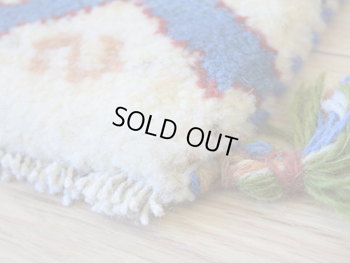 画像12: 新品 ペルシャ ギャッベ No.2544 - 43 × 41 cm 座布団 クッションサイズ ラグ チェアマット 肉厚 天然 ウール ギャベ 手織り ロルバフト ハンドメイド ラグ 絨毯 カーペット 生命の樹 動物 柄 生成り クリーム ベージュ 白 ホワイト系 原毛系 緑 ジグザグ デザイン n-2544-043041s320a030 (12)