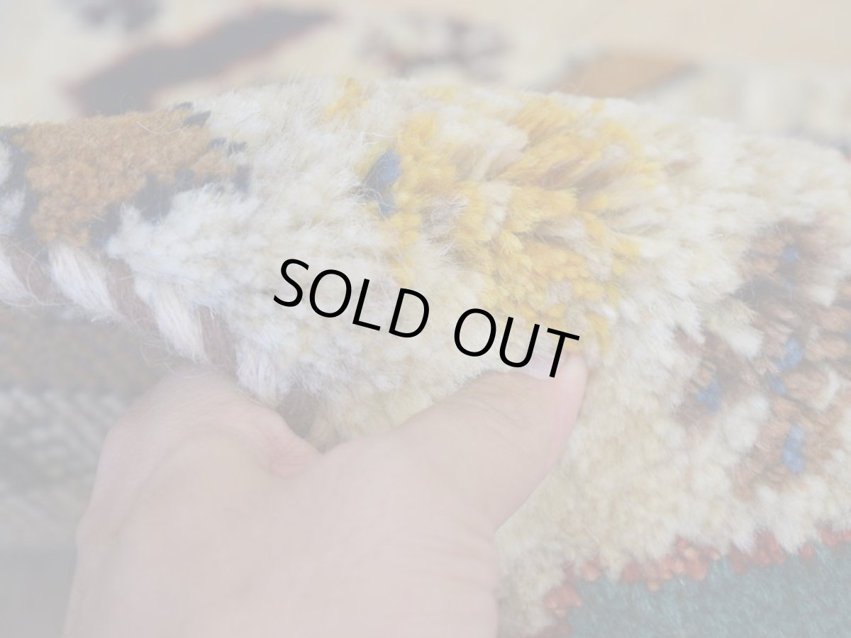 画像8: 新品 ペルシャ ギャッベ No.2545 - 42 × 43 cm 座布団 クッションサイズ ラグ チェアマット 肉厚 天然 ウール ギャベ 手織り ロルバフト ハンドメイド ラグ 絨毯 カーペット 生命の樹 動物 柄 生成り クリーム ベージュ 白 ホワイト系 原毛系 マルチカラー ジグザグ デザイン n-2545-042043s320a030 (8)