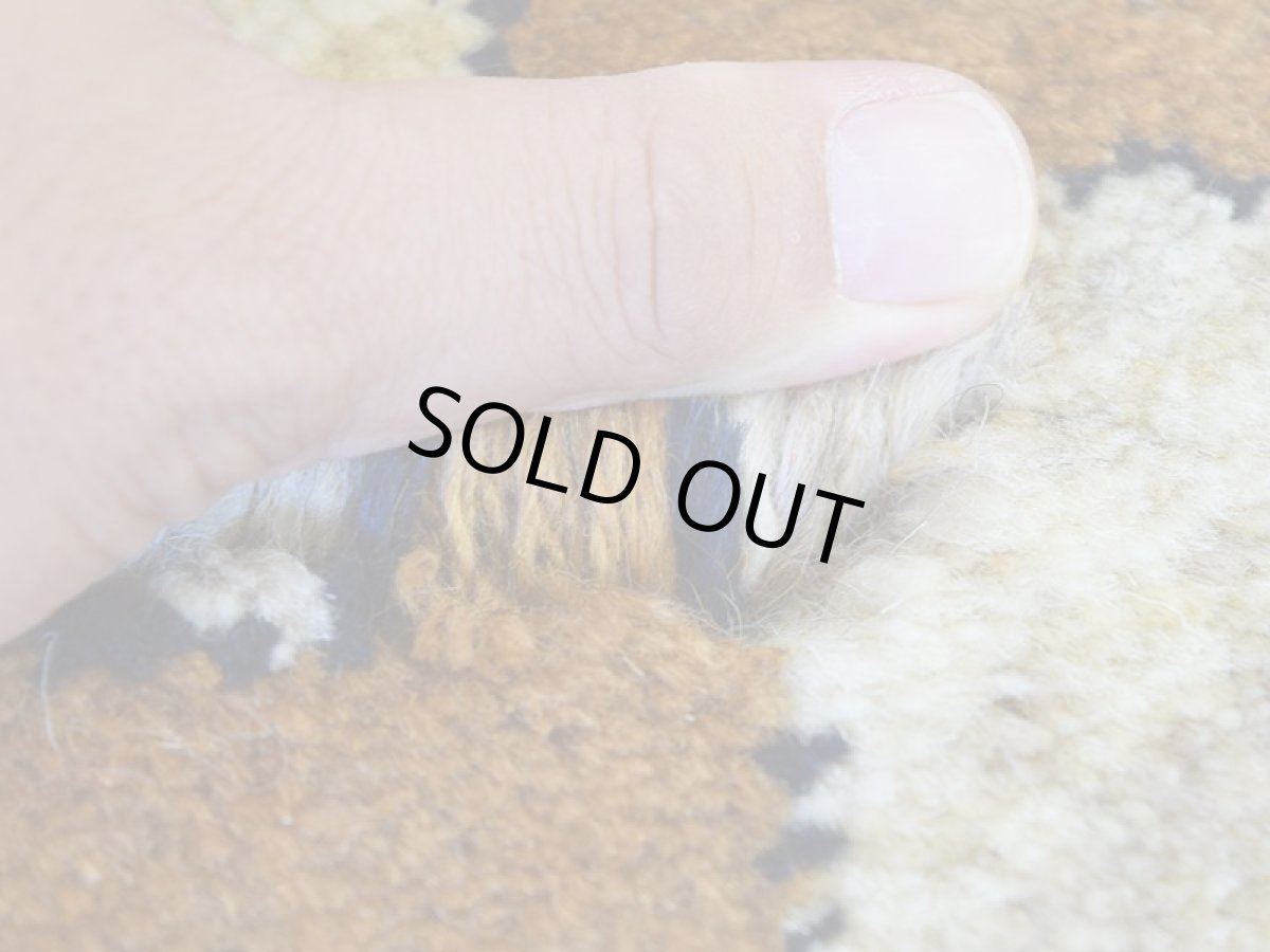 画像4: 新品 ペルシャ ギャッベ No.2545 - 42 × 43 cm 座布団 クッションサイズ ラグ チェアマット 肉厚 天然 ウール ギャベ 手織り ロルバフト ハンドメイド ラグ 絨毯 カーペット 生命の樹 動物 柄 生成り クリーム ベージュ 白 ホワイト系 原毛系 マルチカラー ジグザグ デザイン n-2545-042043s320a030 (4)